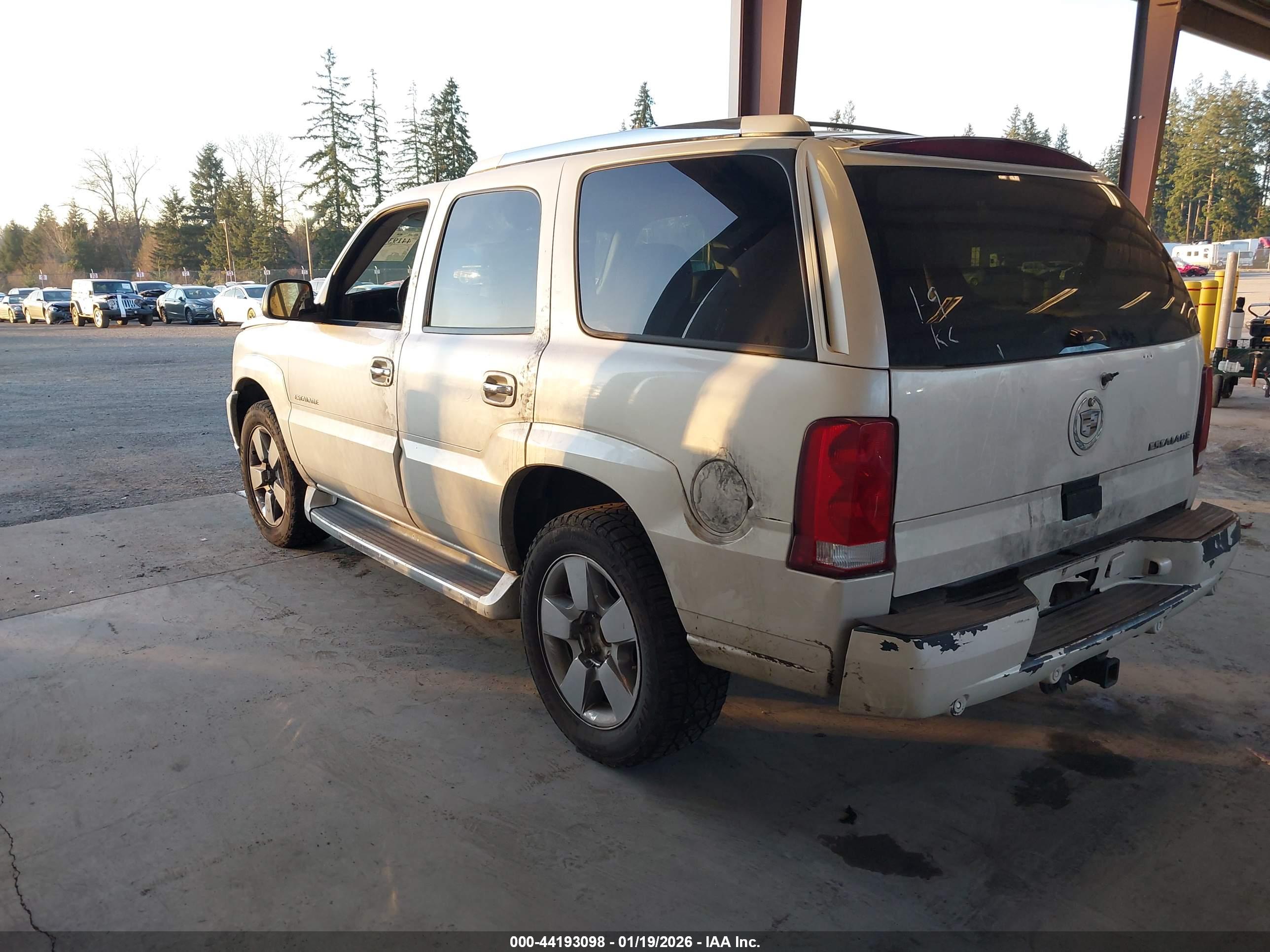 CADILLAC ESCALADE image 3