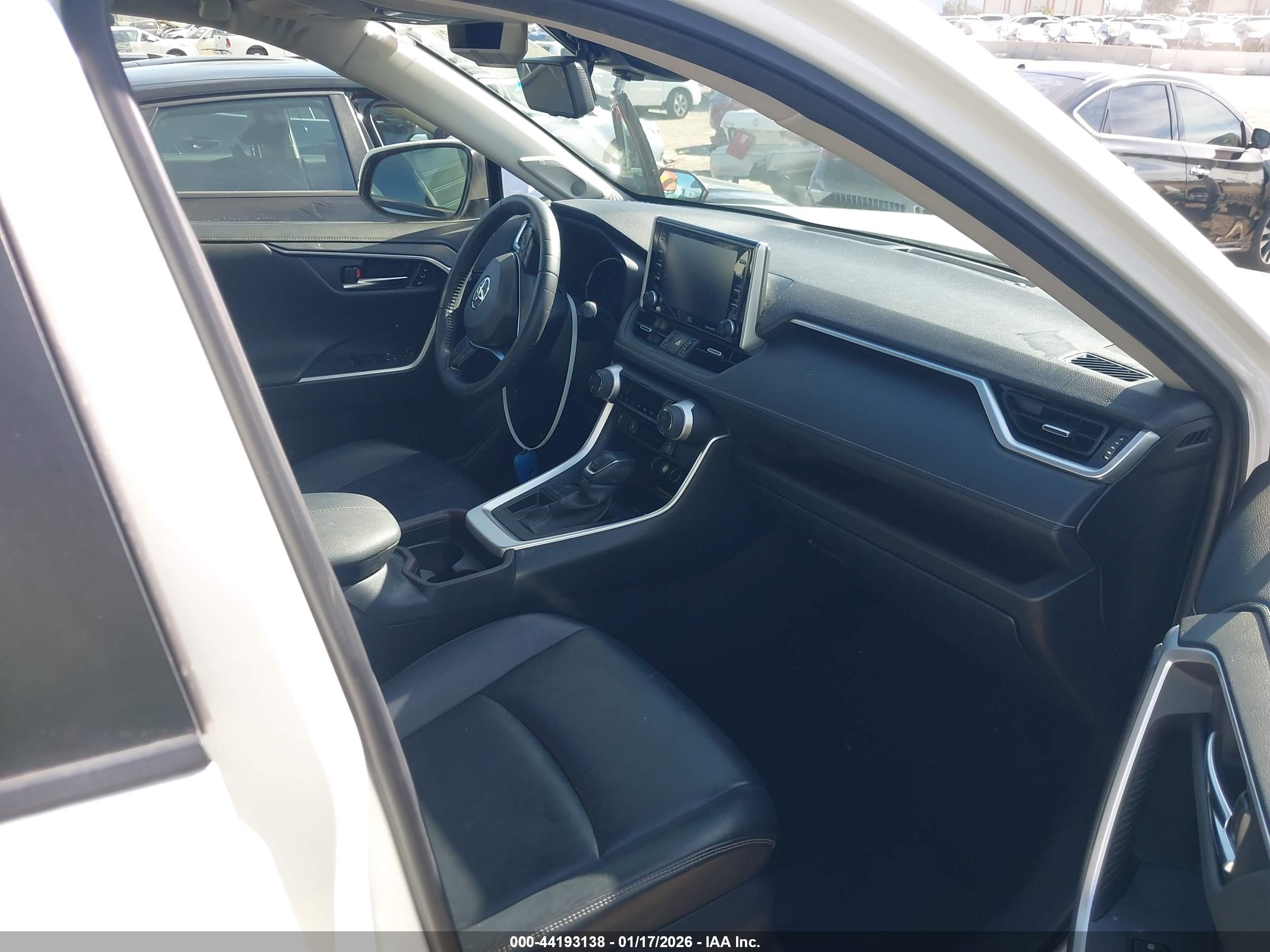 TOYOTA RAV4 image 5