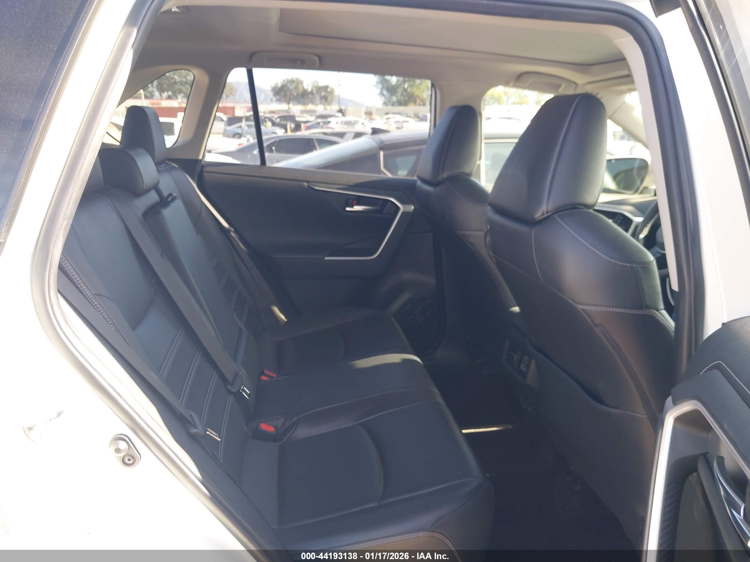 TOYOTA RAV4 image 8