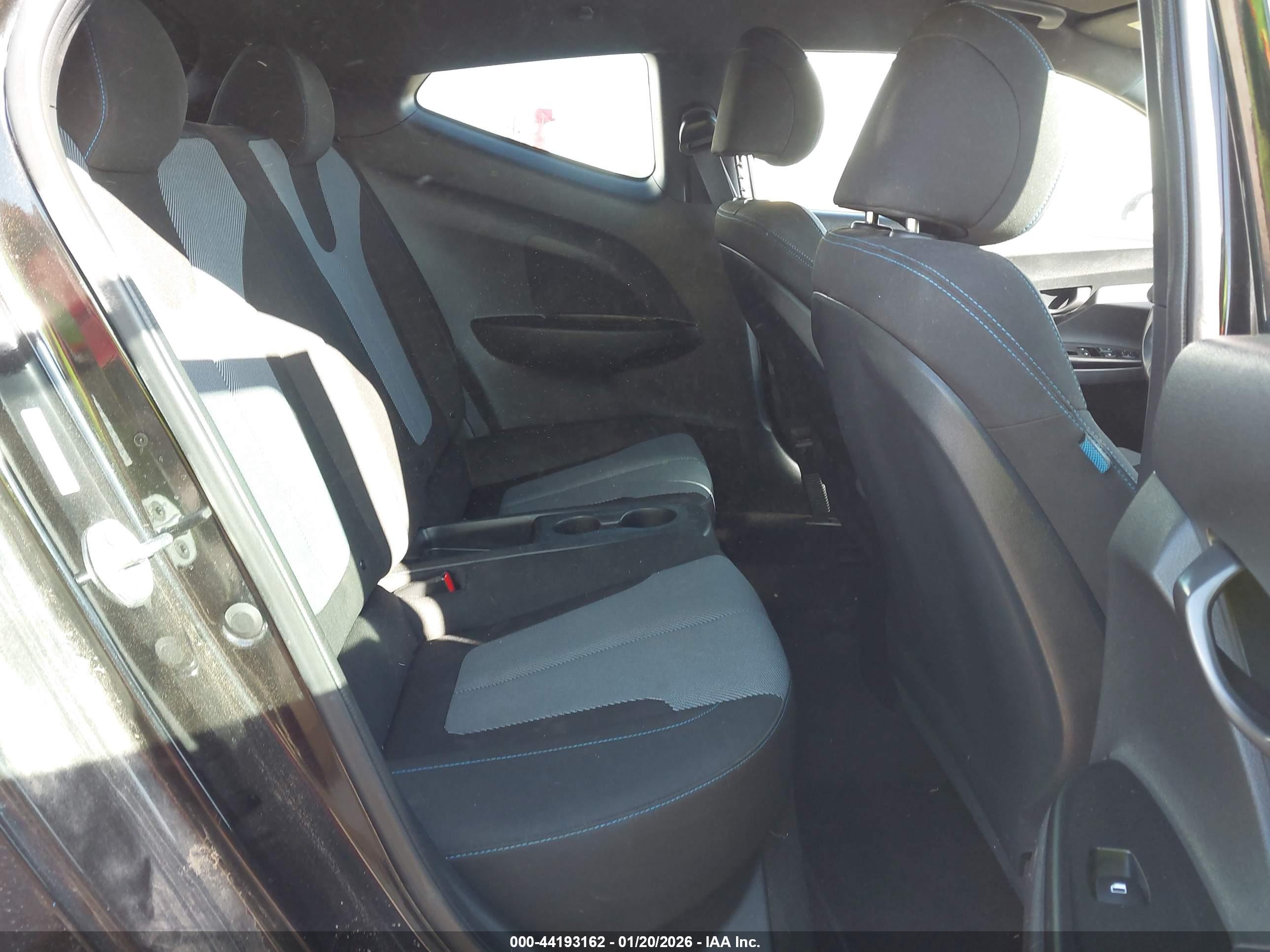 HYUNDAI VELOSTER image 8