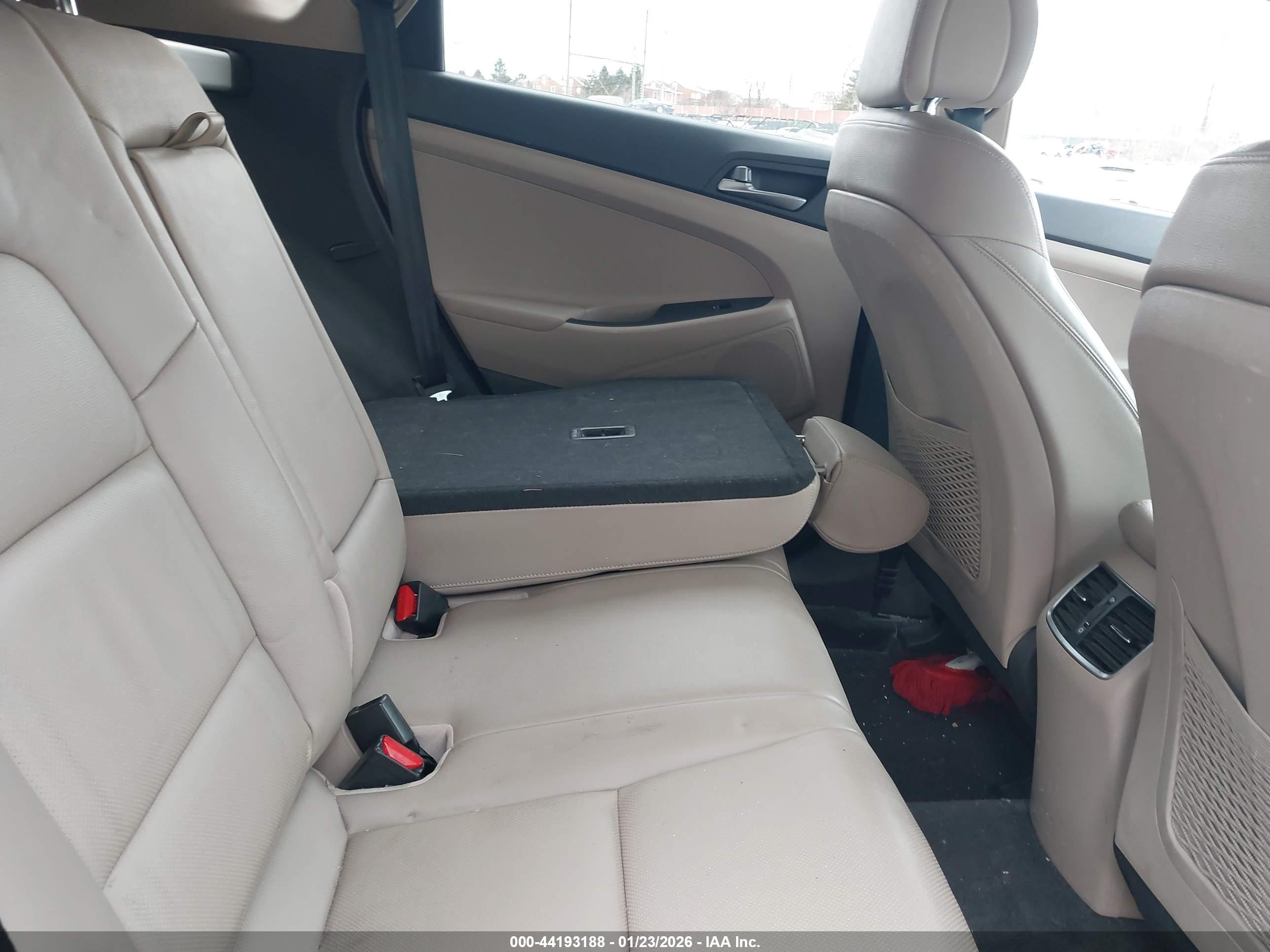 HYUNDAI TUCSON image 8