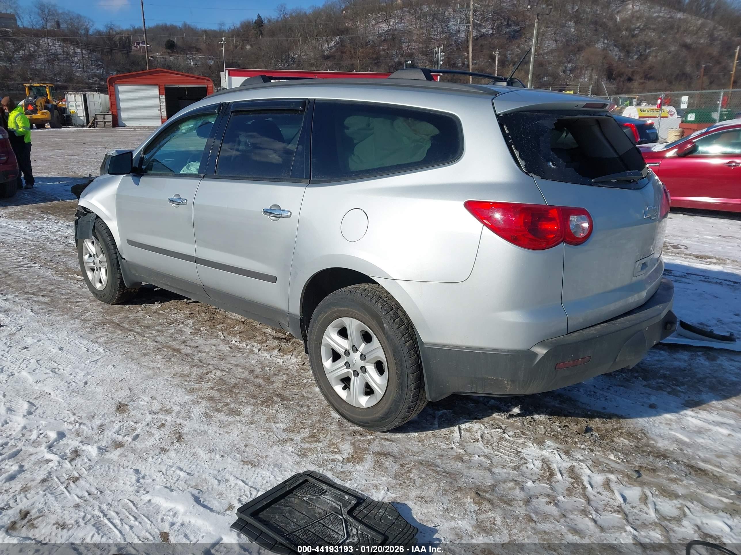 CHEVROLET TRAVERSE image 3
