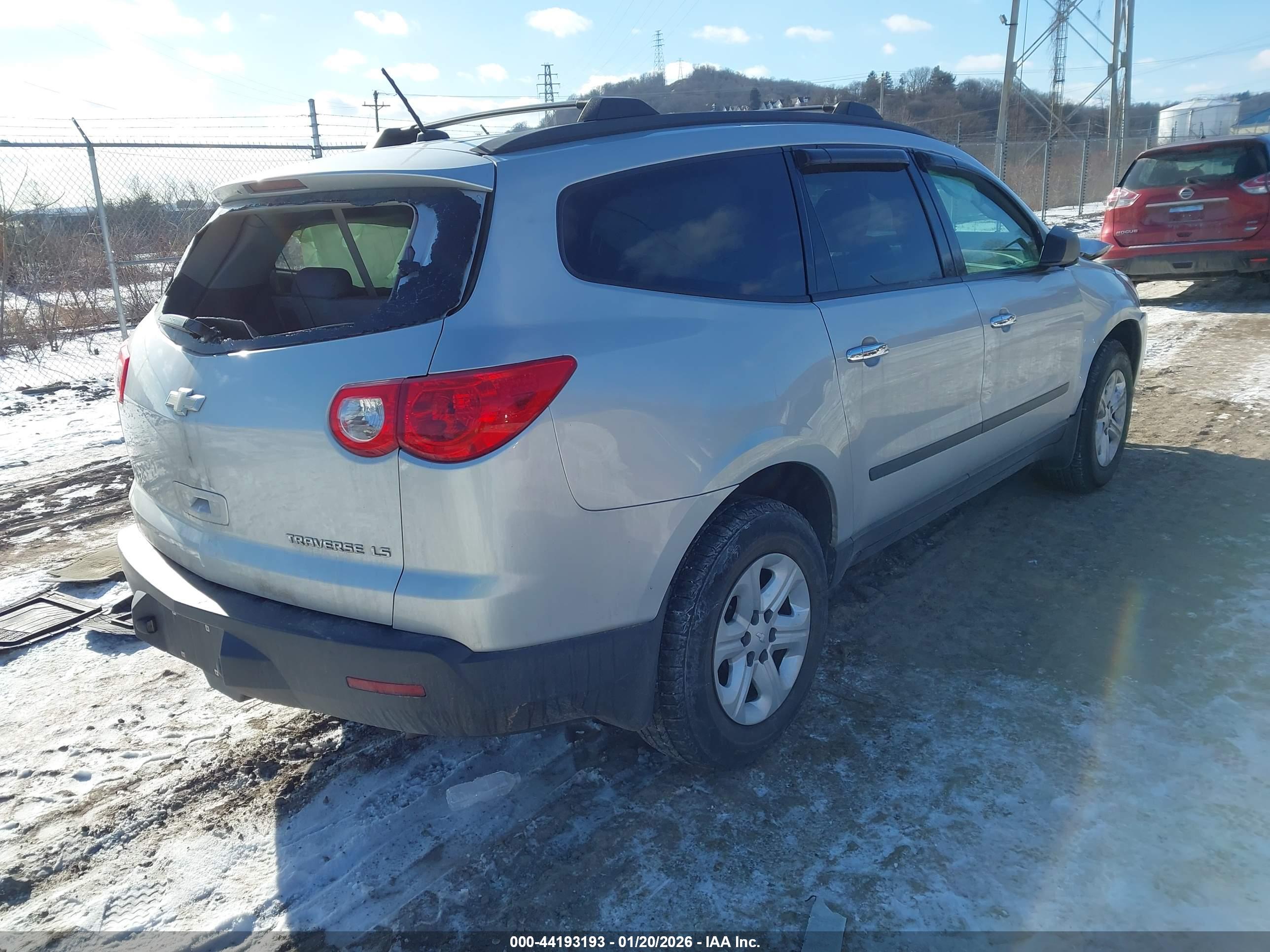 CHEVROLET TRAVERSE image 4