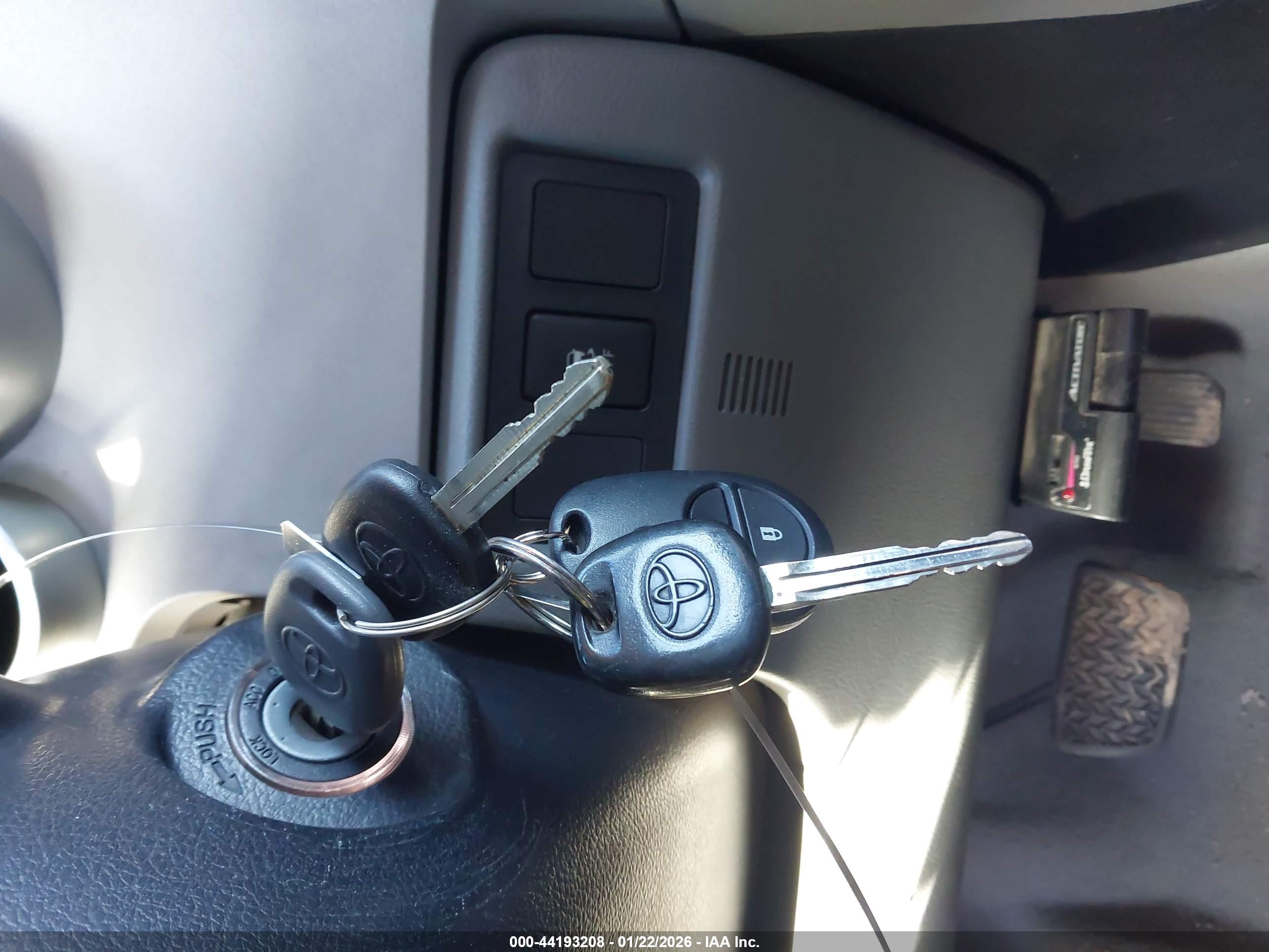 TOYOTA TUNDRA image 11