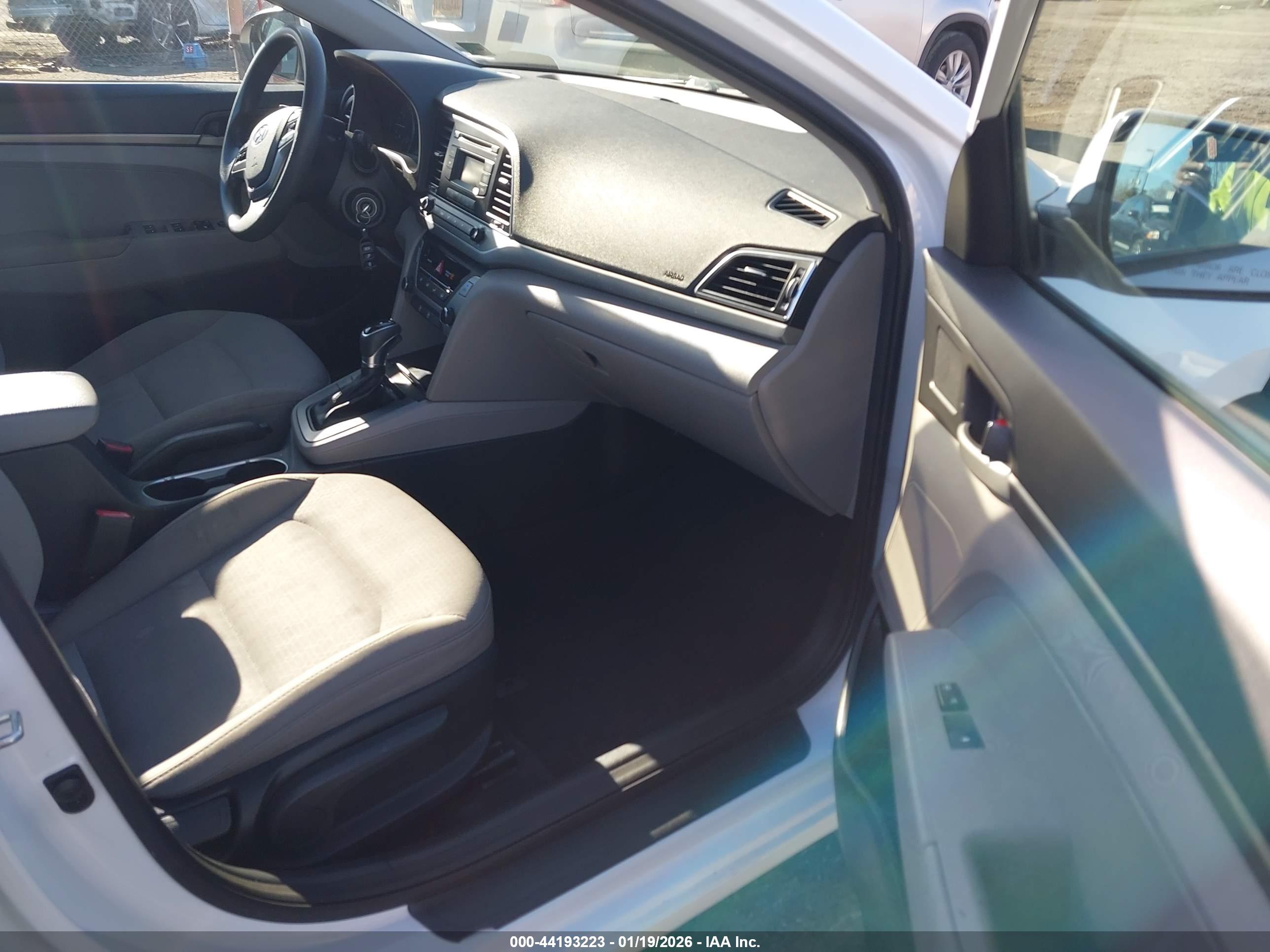 HYUNDAI ELANTRA image 5