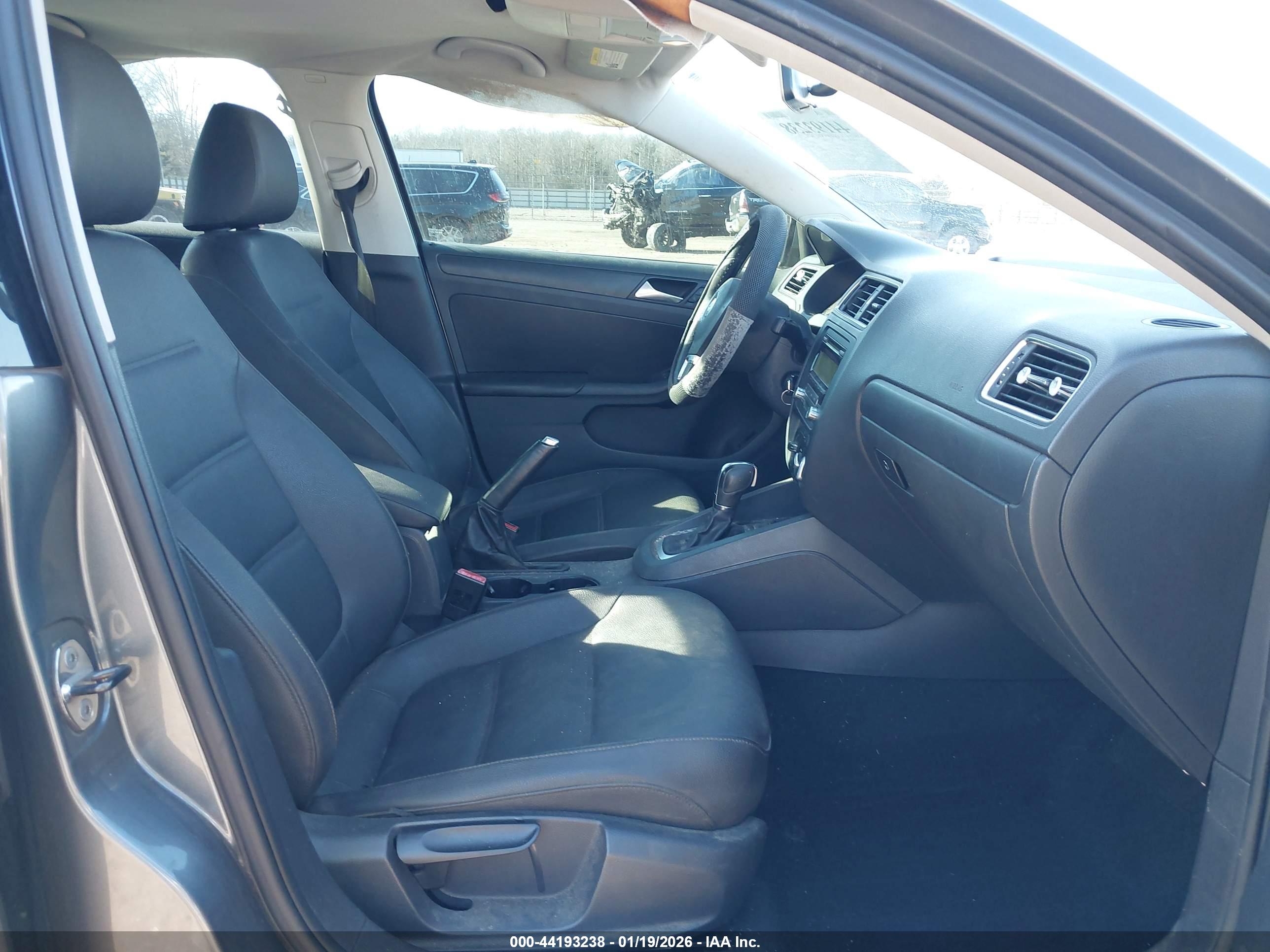 VOLKSWAGEN JETTA image 5