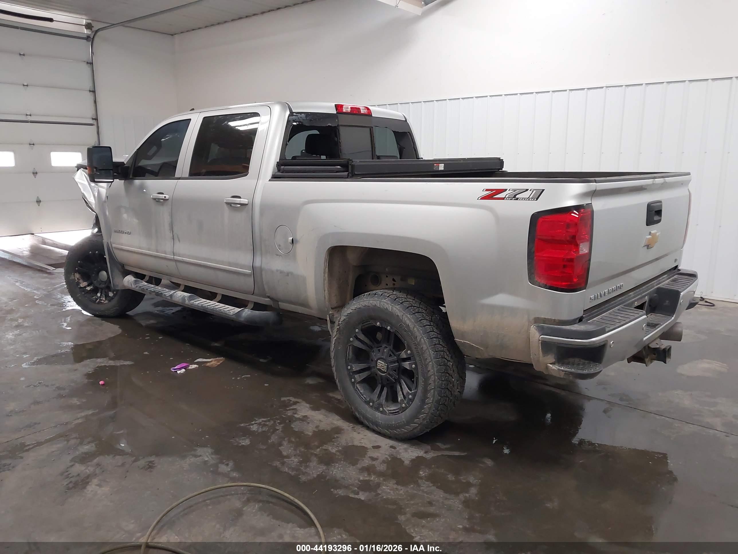 CHEVROLET SILVERADO image 3