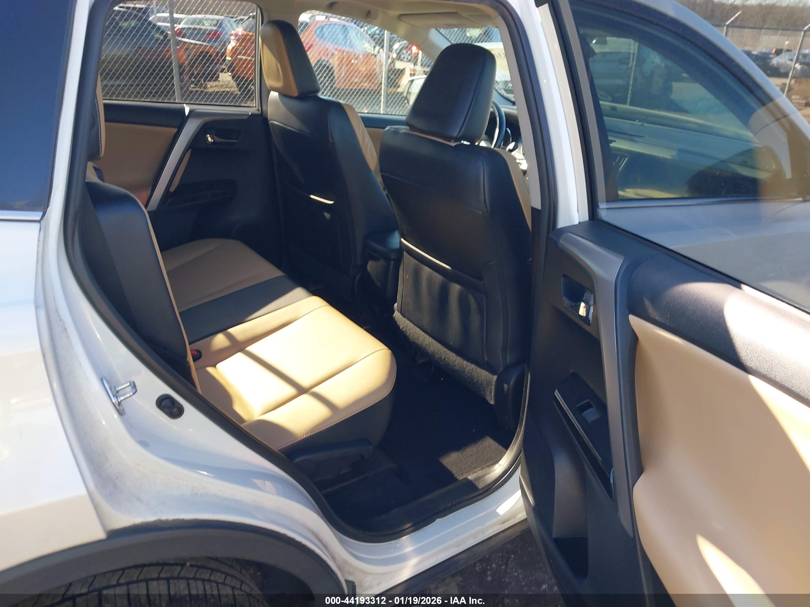 TOYOTA RAV4 image 8