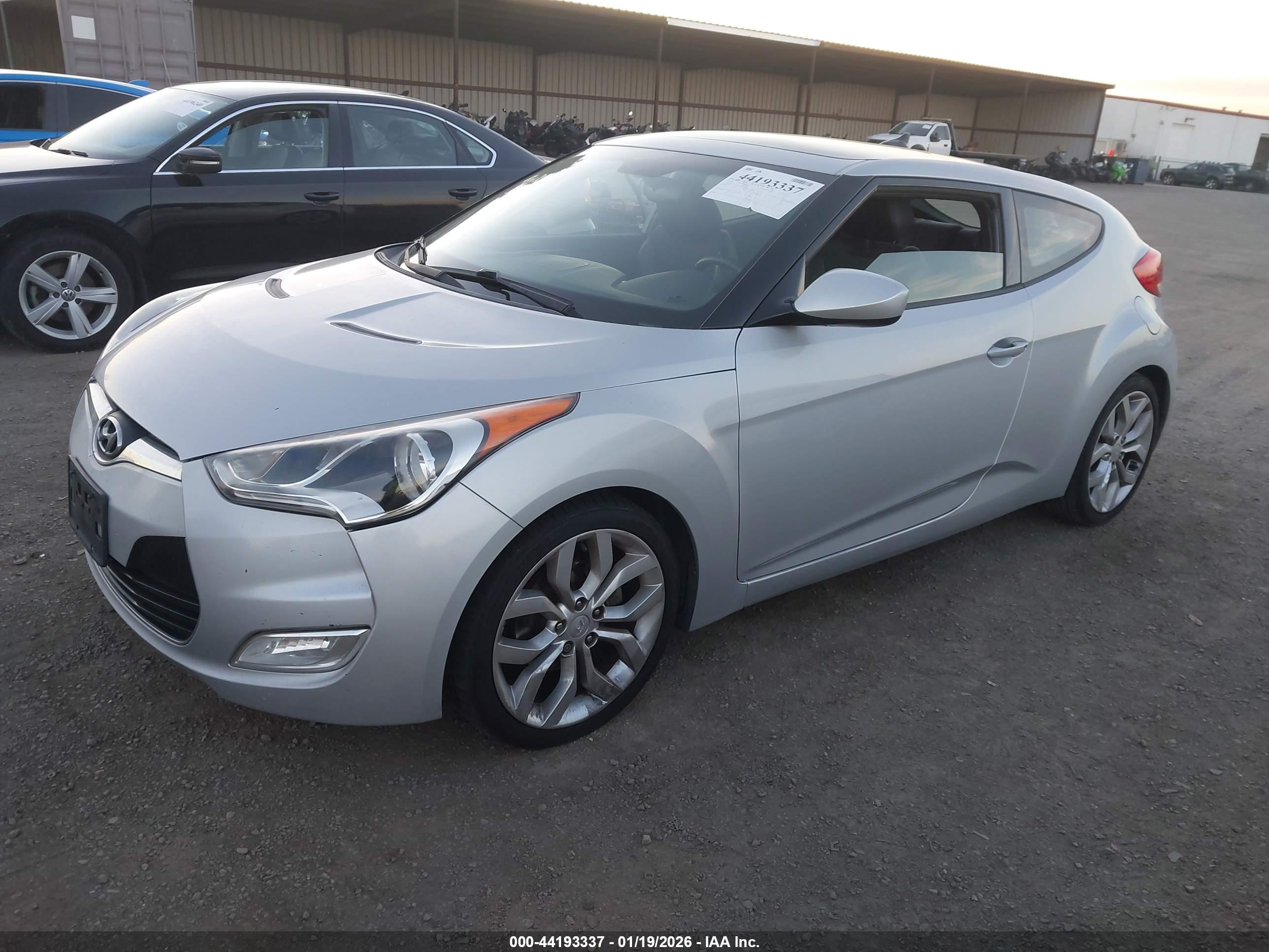 HYUNDAI VELOSTER image 2