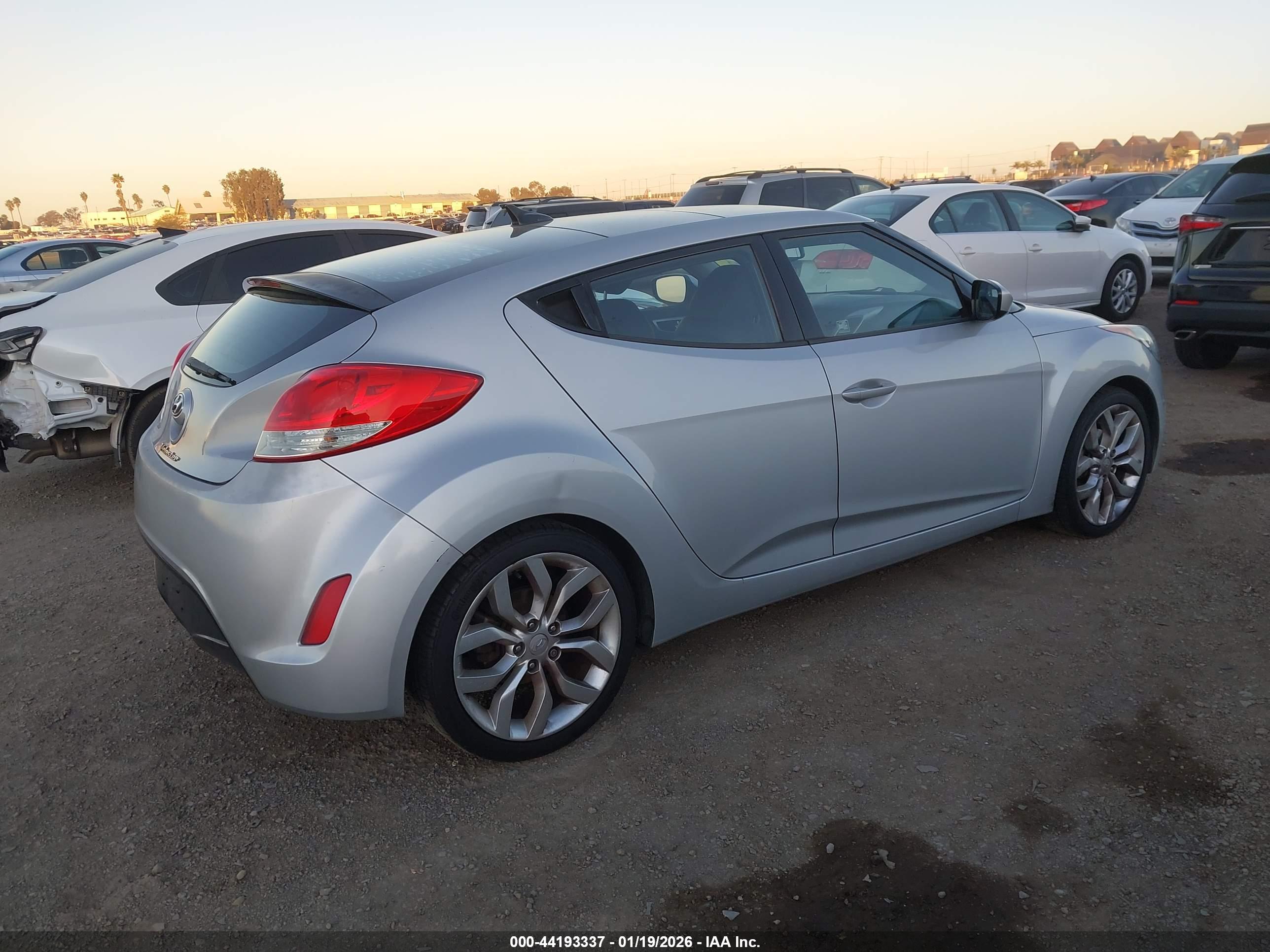 HYUNDAI VELOSTER image 4