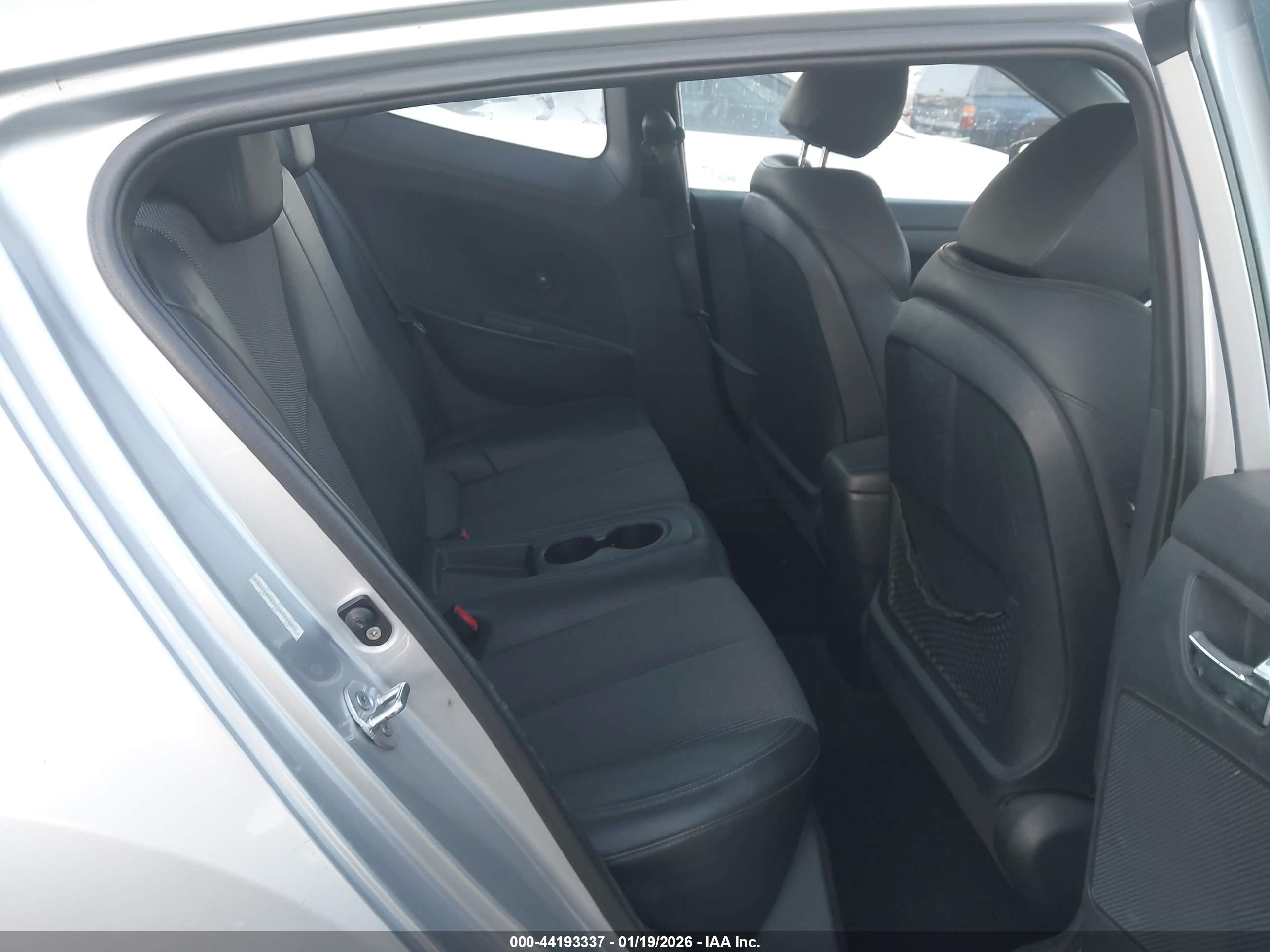 HYUNDAI VELOSTER image 8