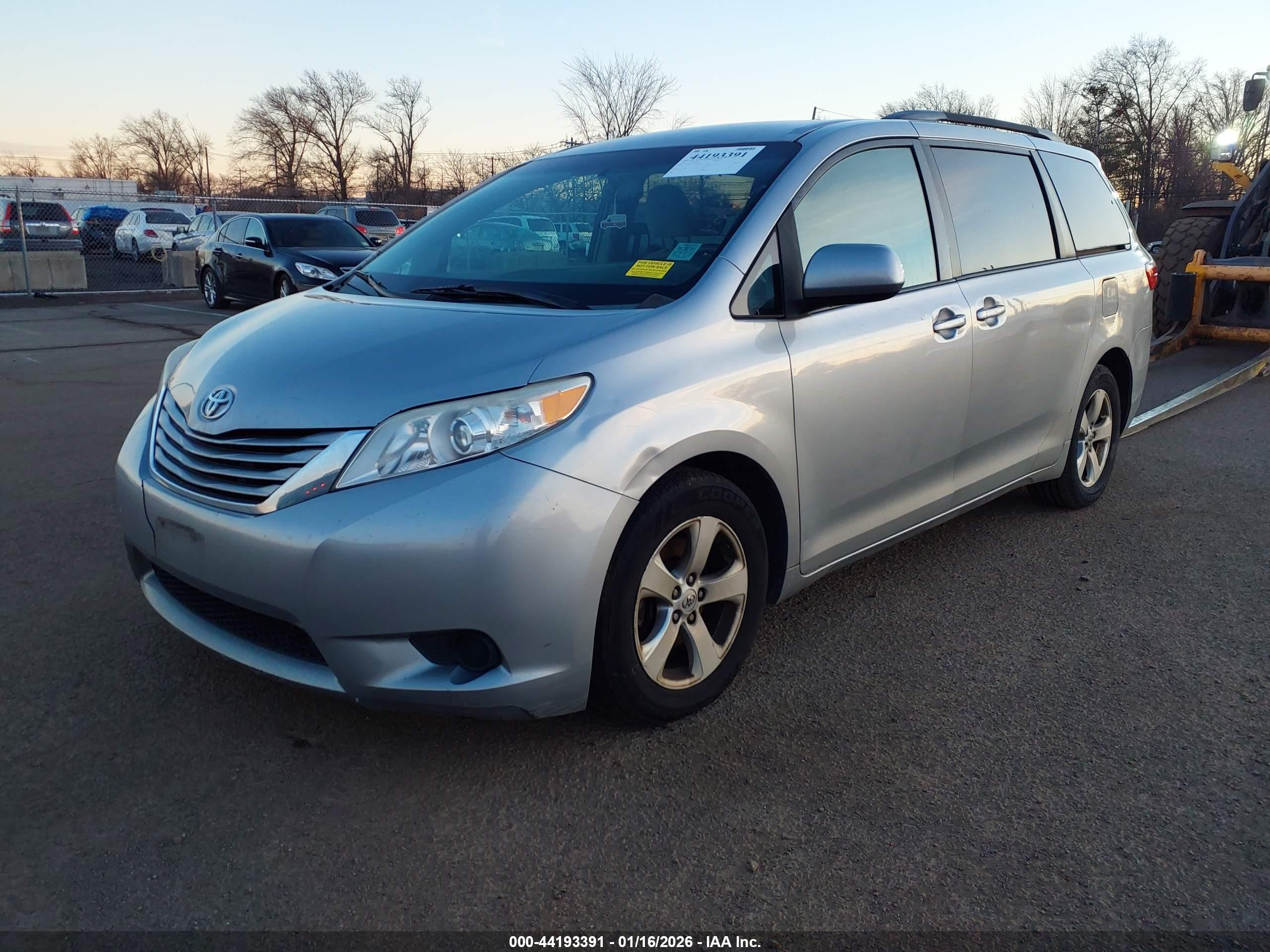 TOYOTA SIENNA image 2