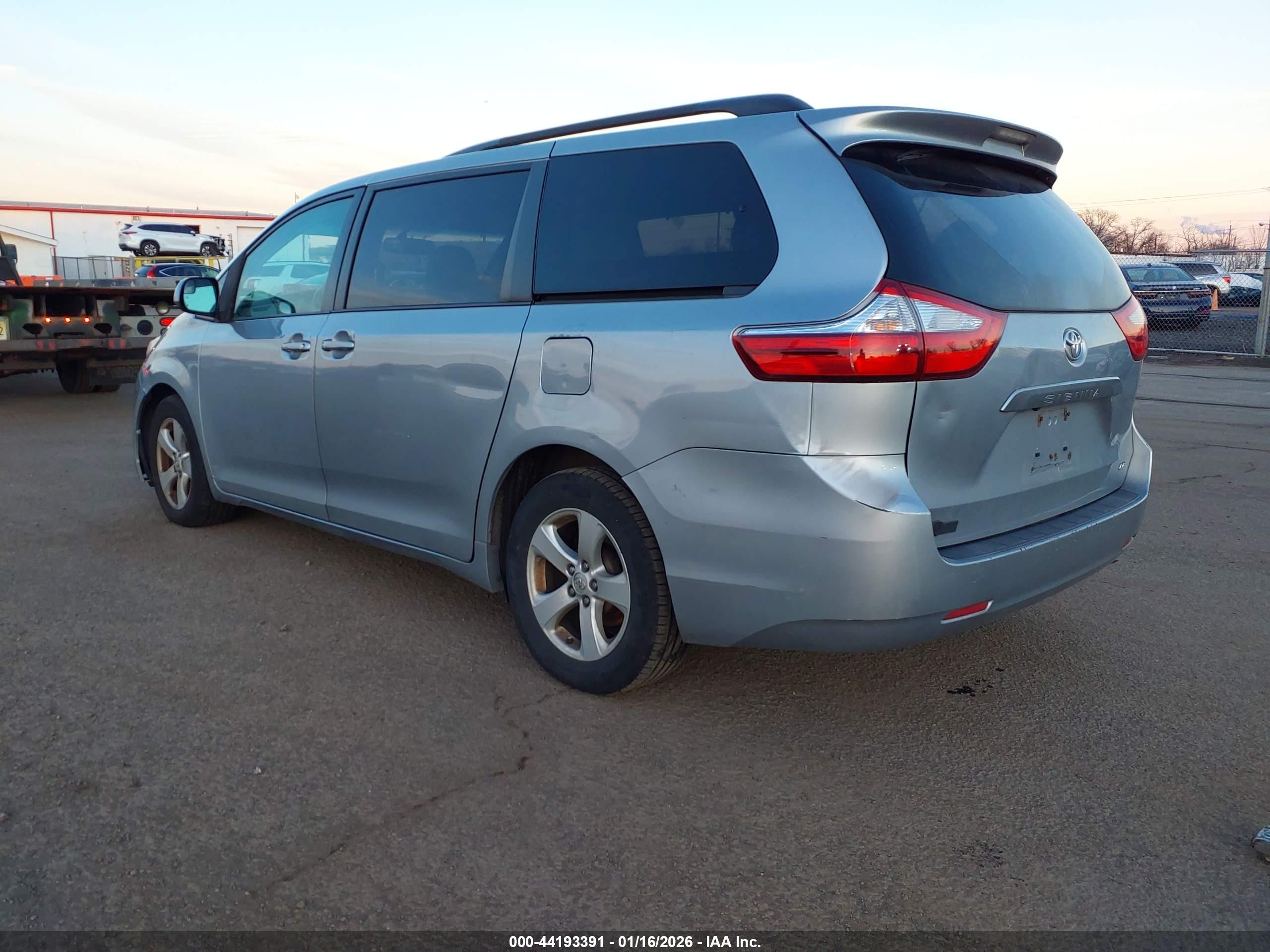 TOYOTA SIENNA image 3
