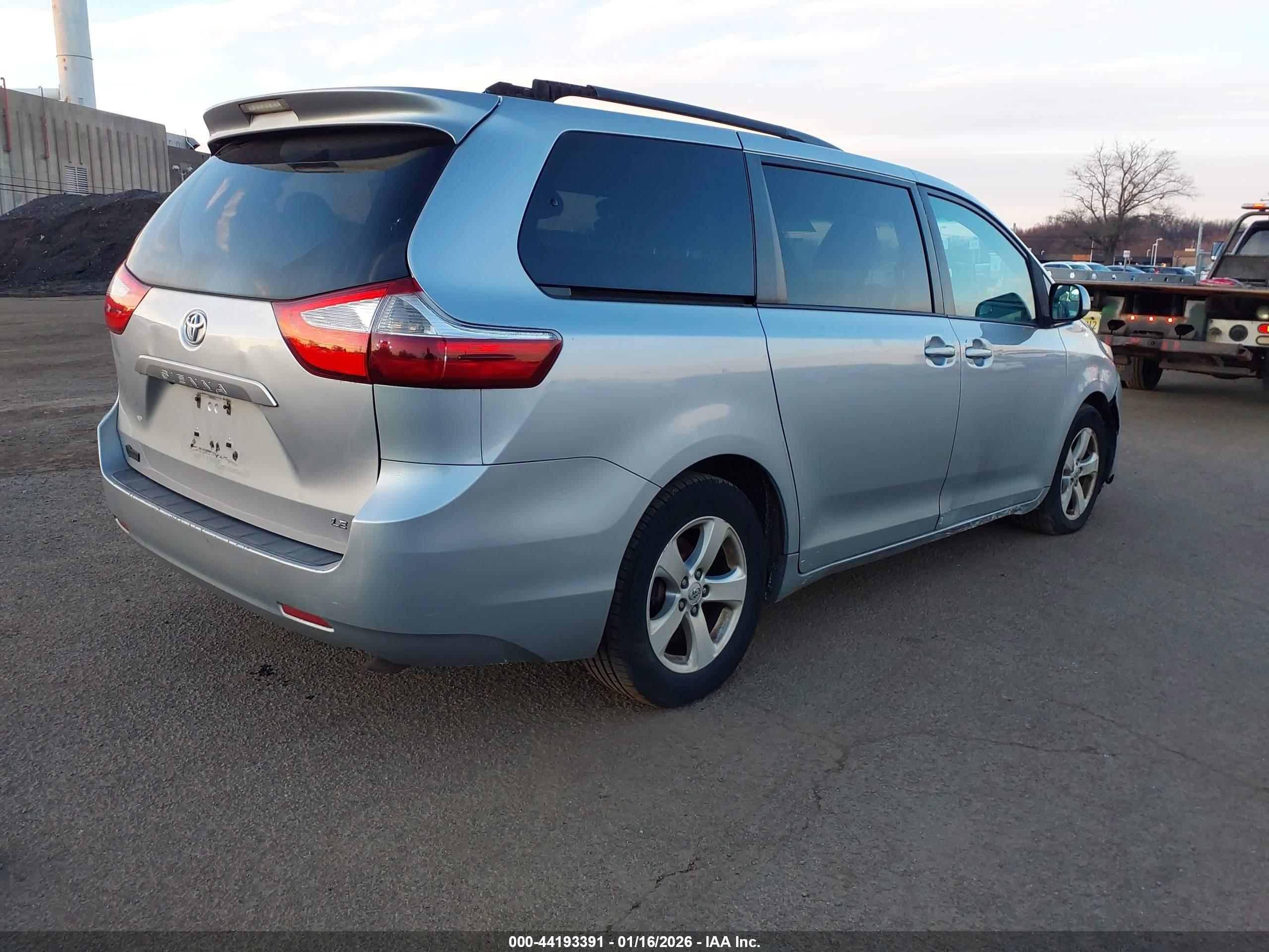 TOYOTA SIENNA image 4