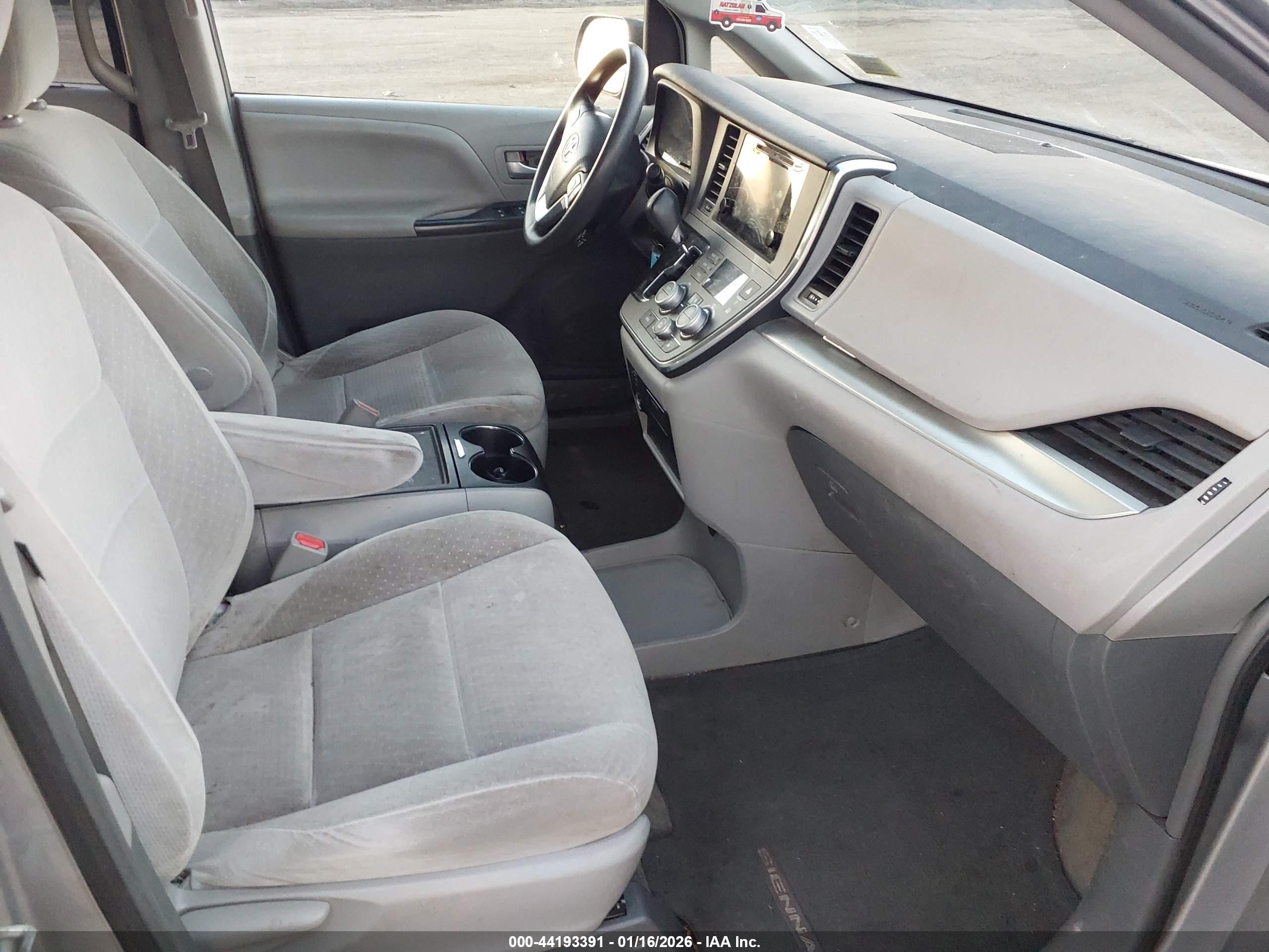 TOYOTA SIENNA image 5