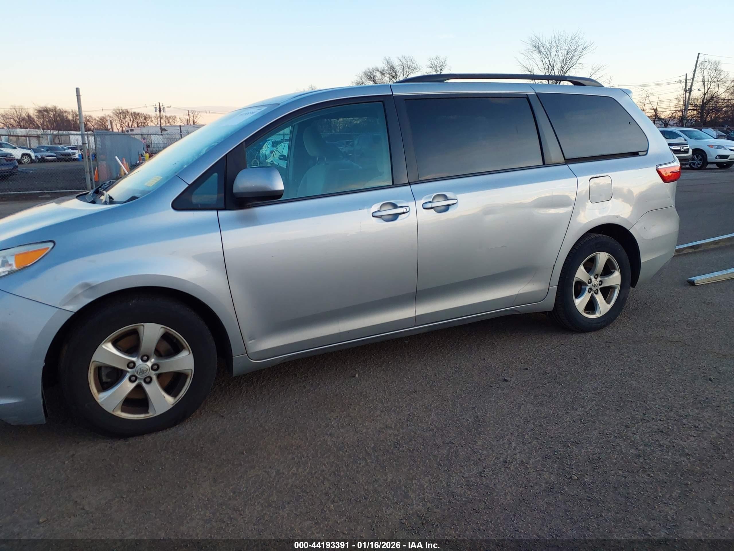 TOYOTA SIENNA image 6