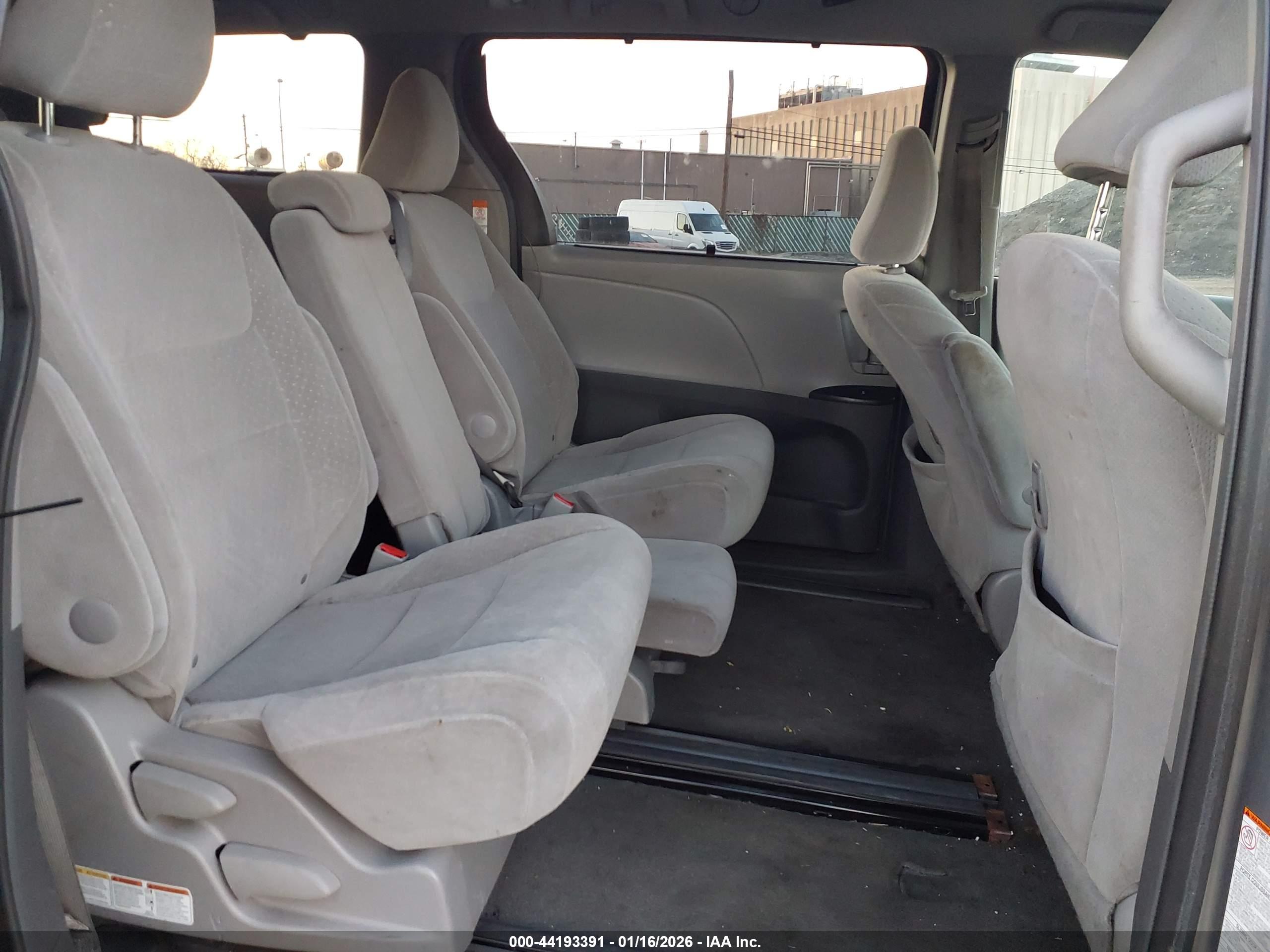 TOYOTA SIENNA image 8