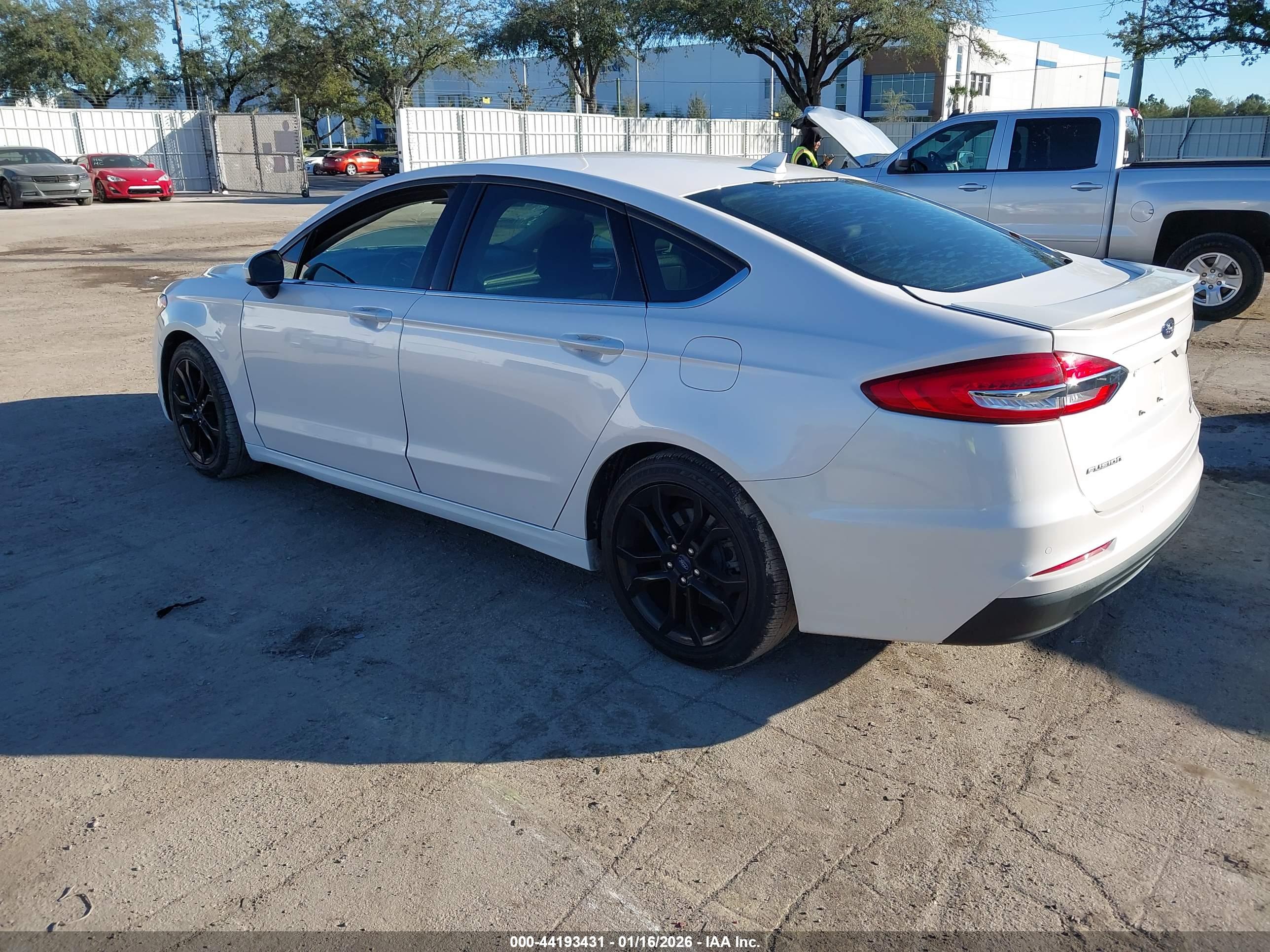 FORD FUSION image 3