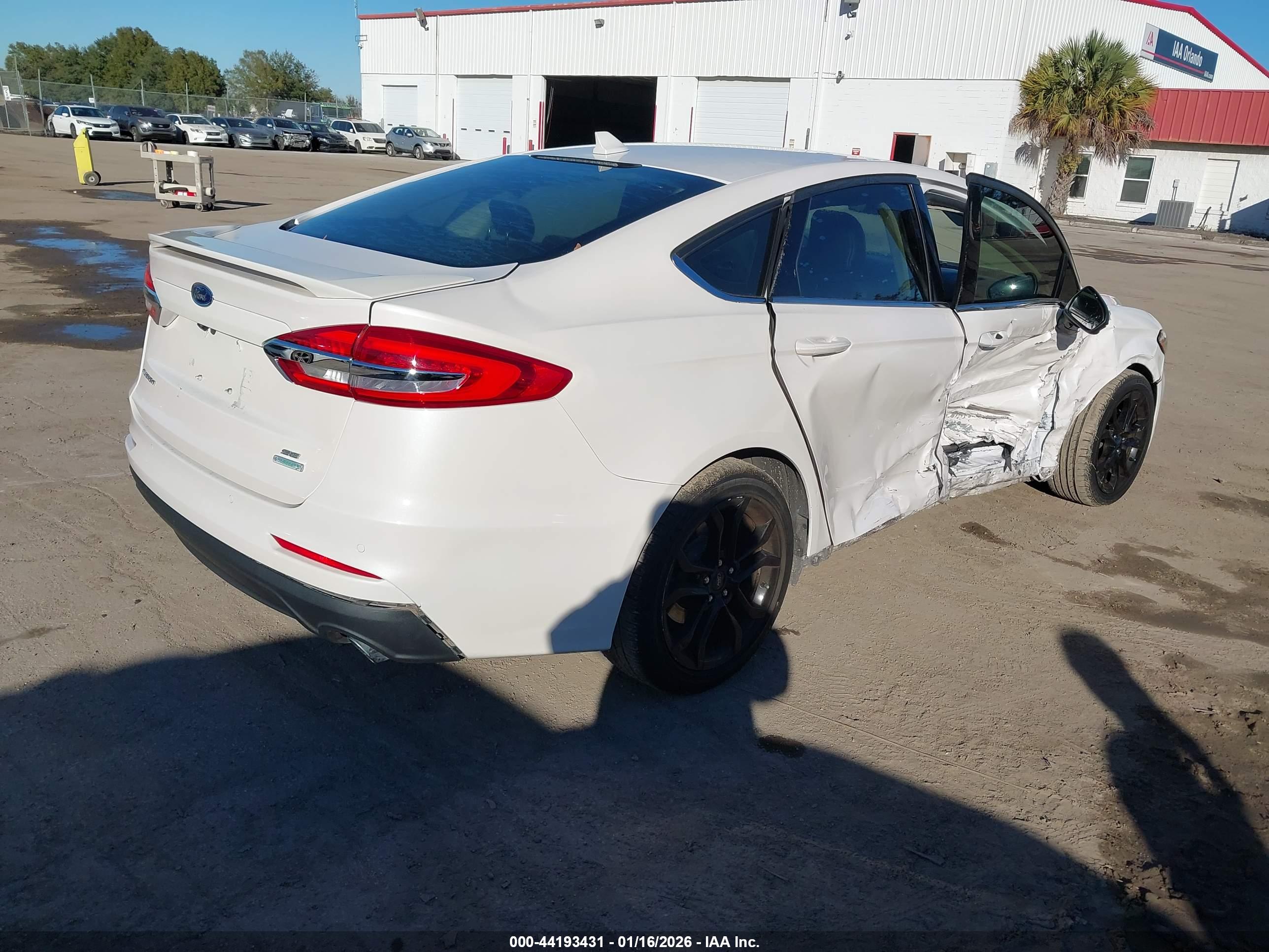 FORD FUSION image 4