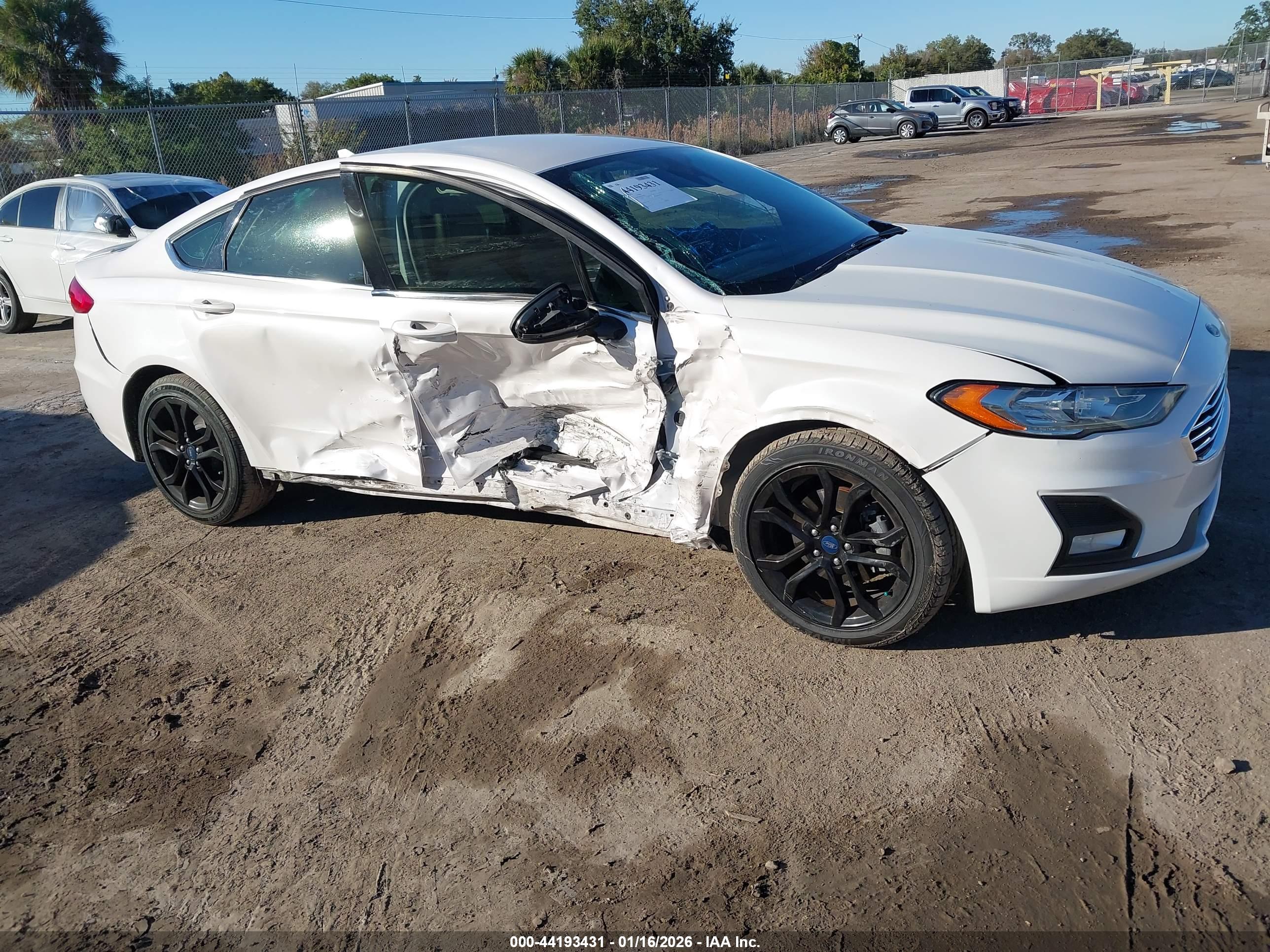 FORD FUSION image 6