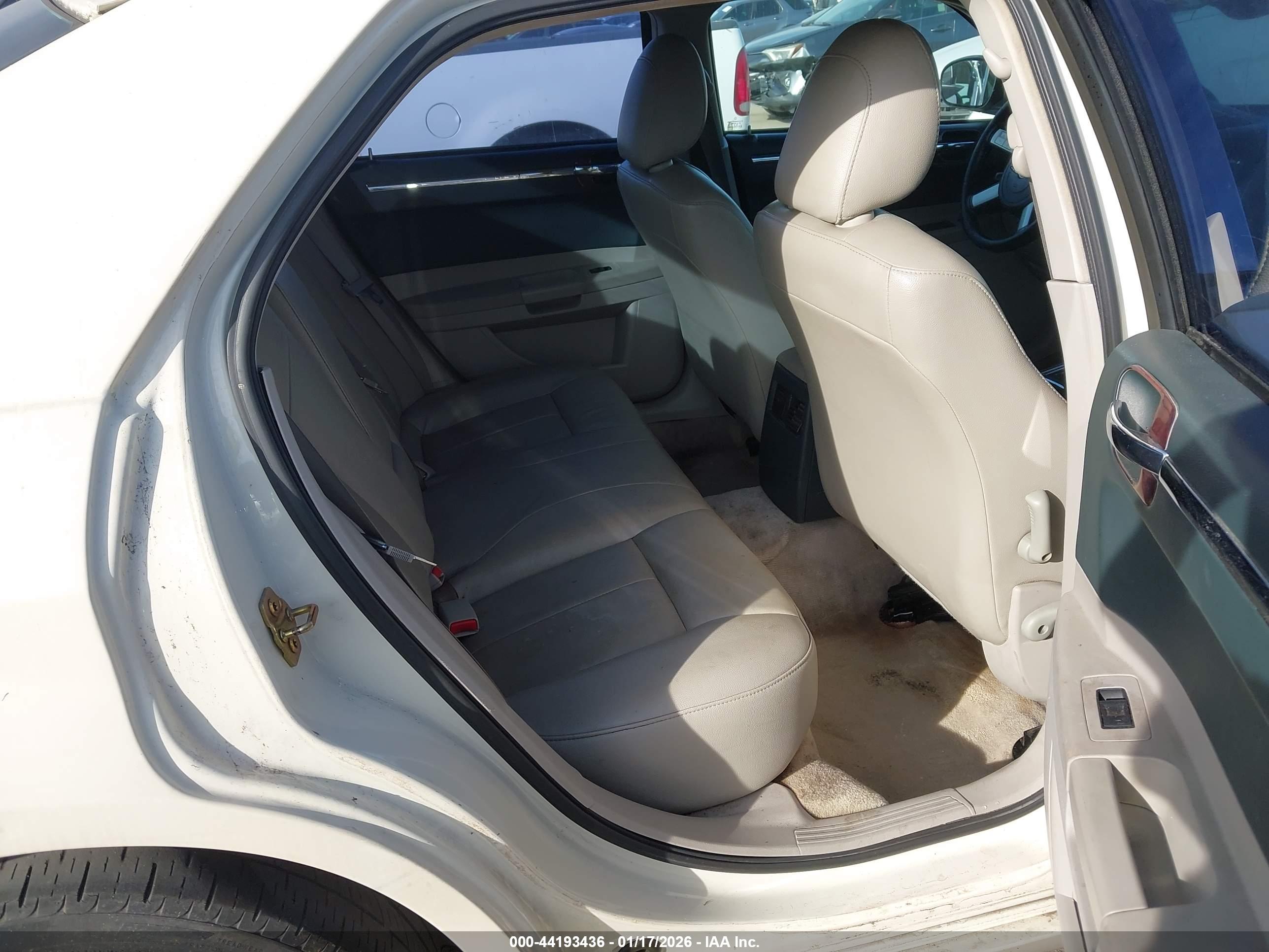CHRYSLER 300 image 8