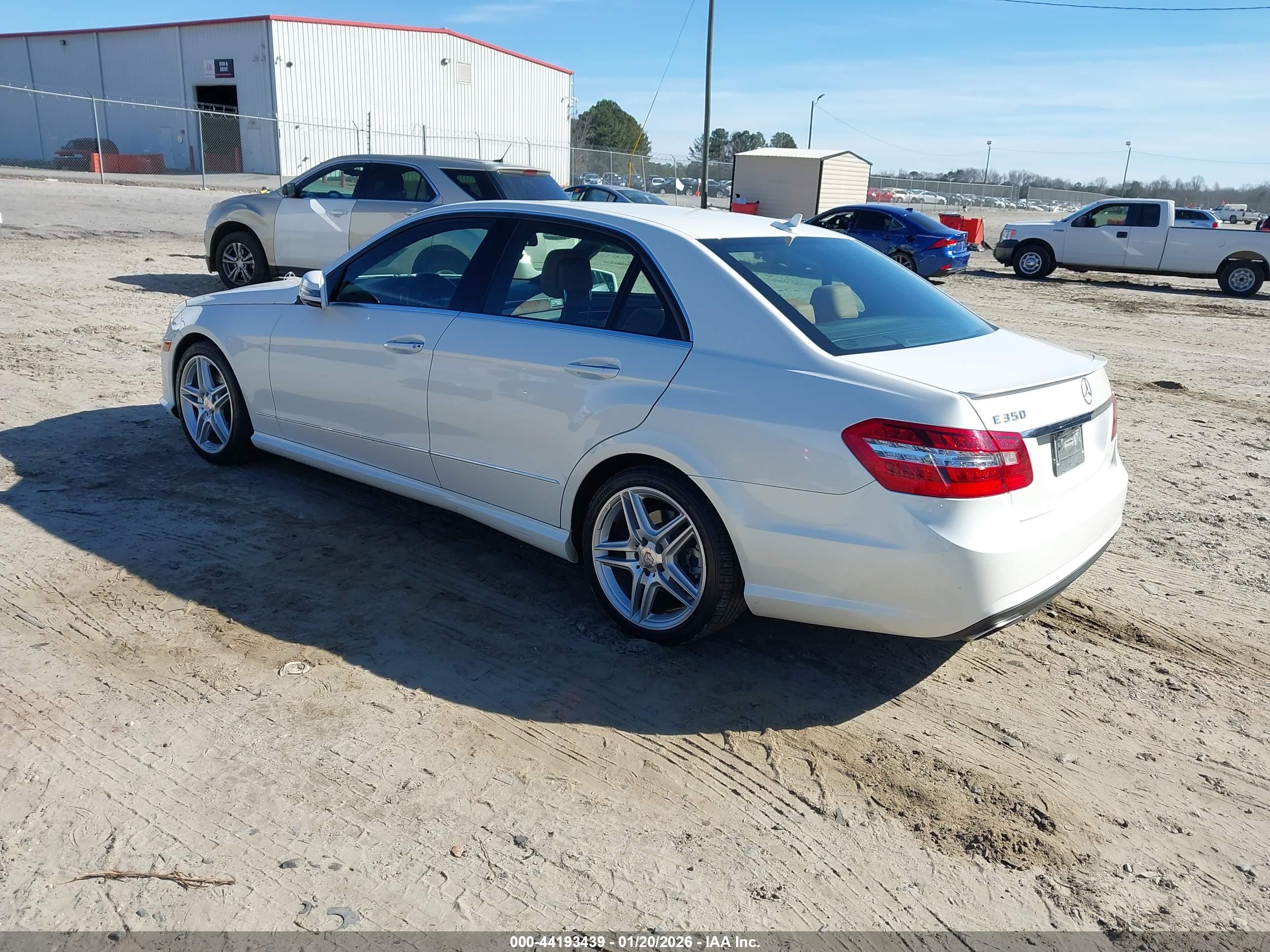 MERCEDES-BENZ E image 3