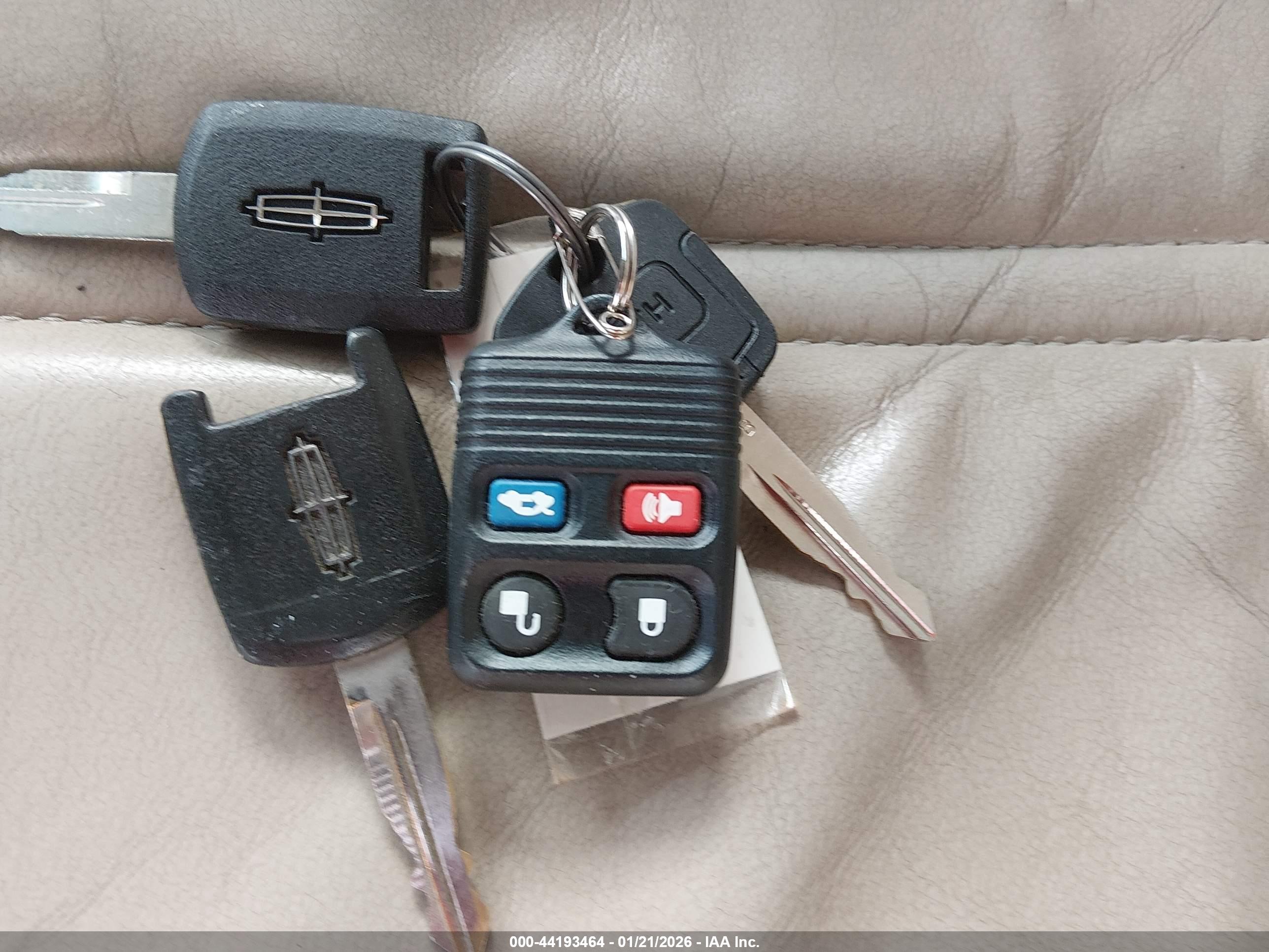 LINCOLN TOWN image 11