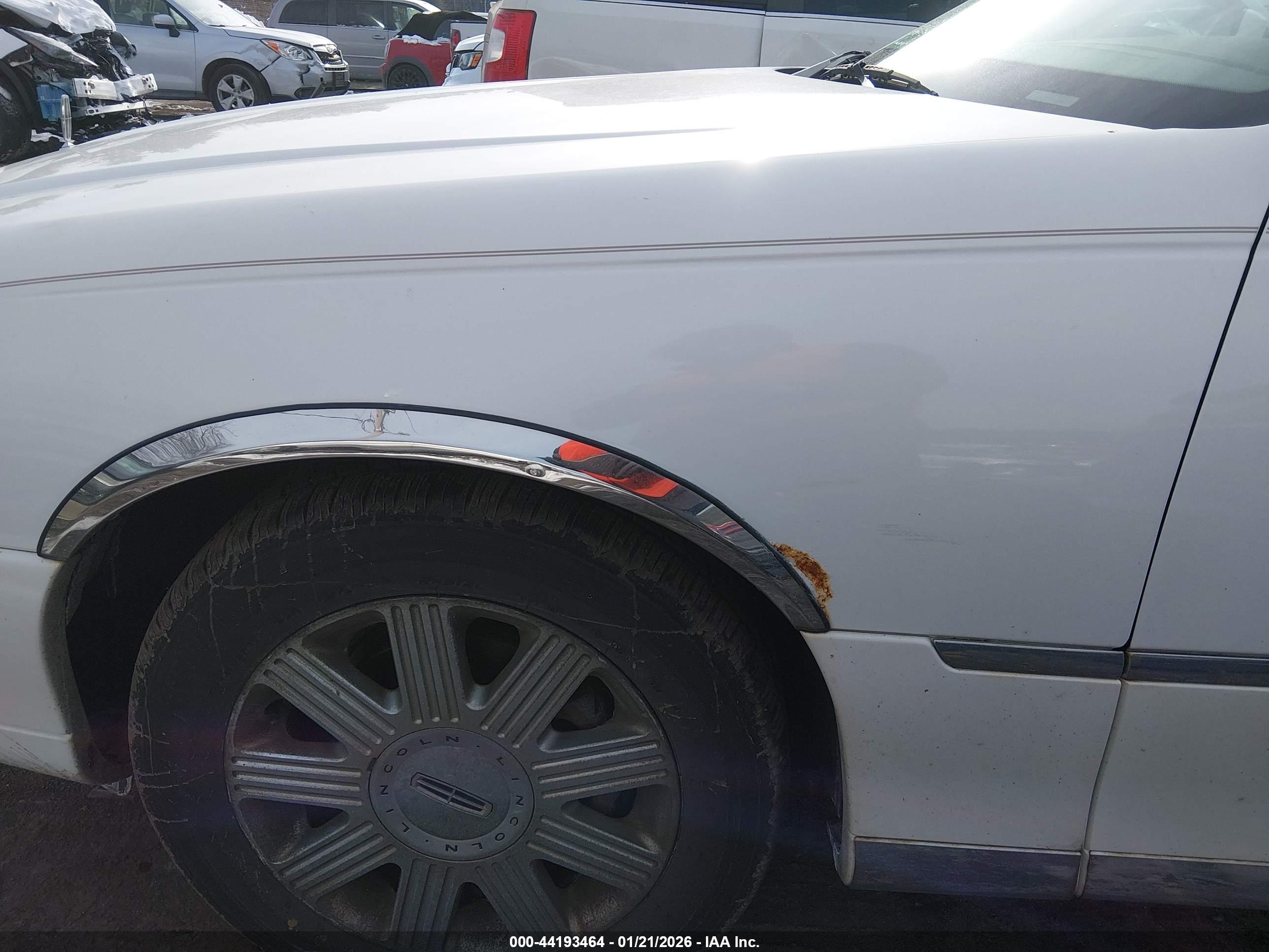 LINCOLN TOWN image 6