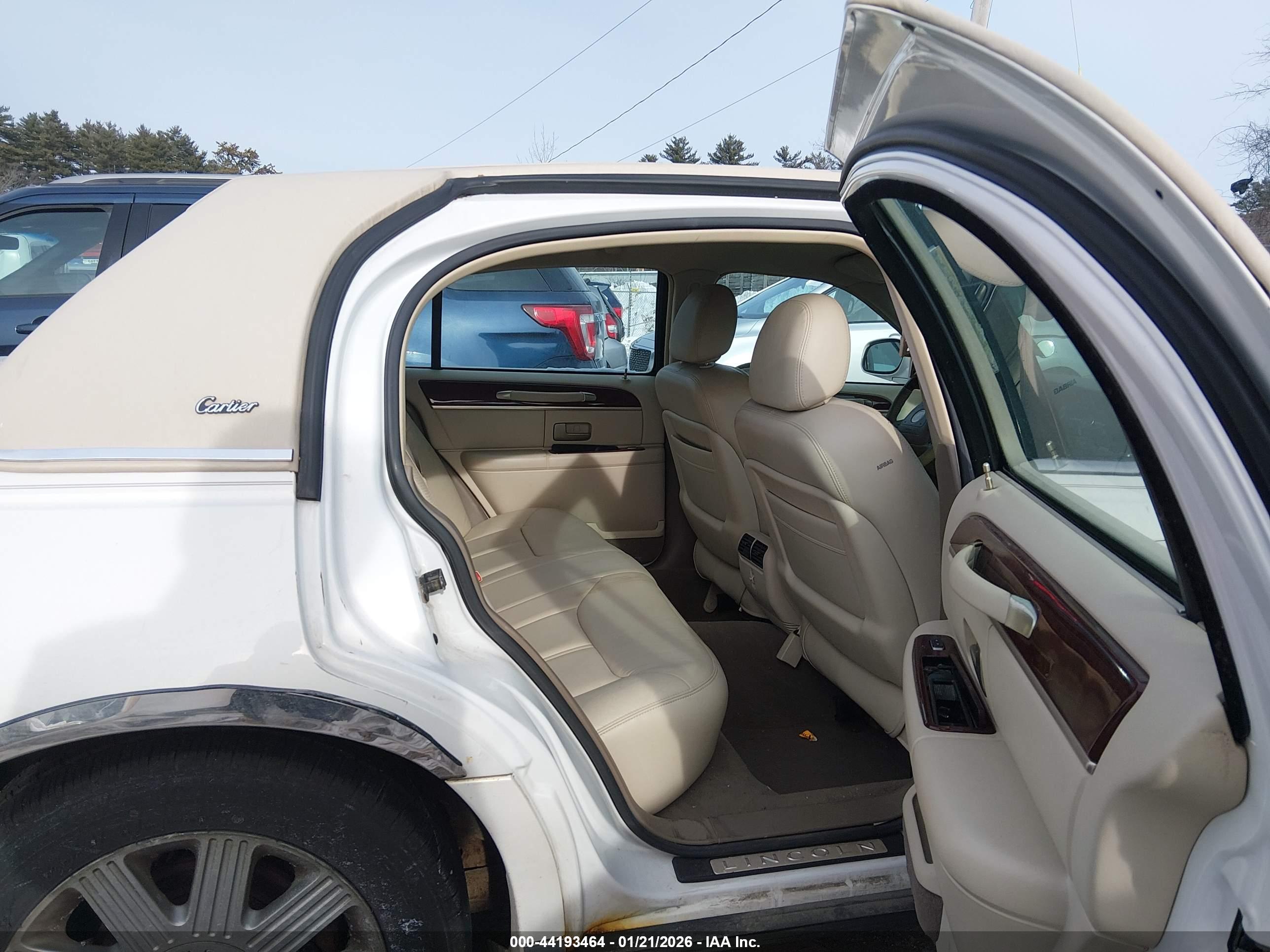 LINCOLN TOWN image 8