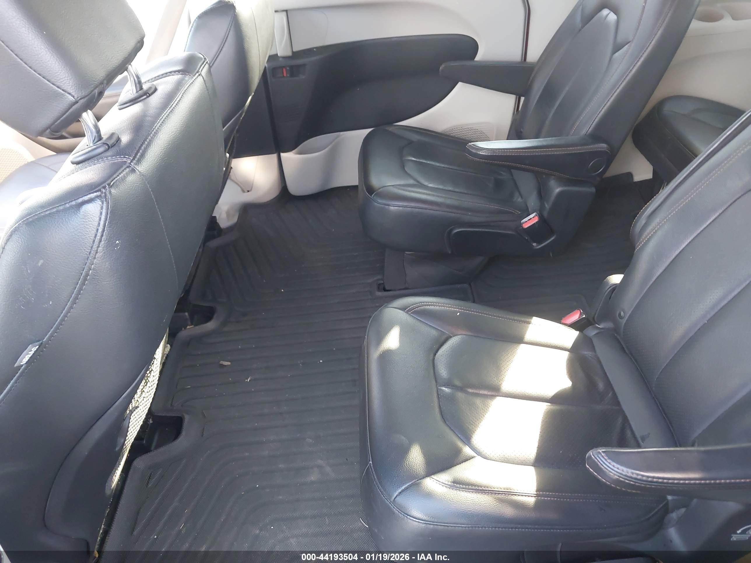 CHRYSLER PACIFICA image 8