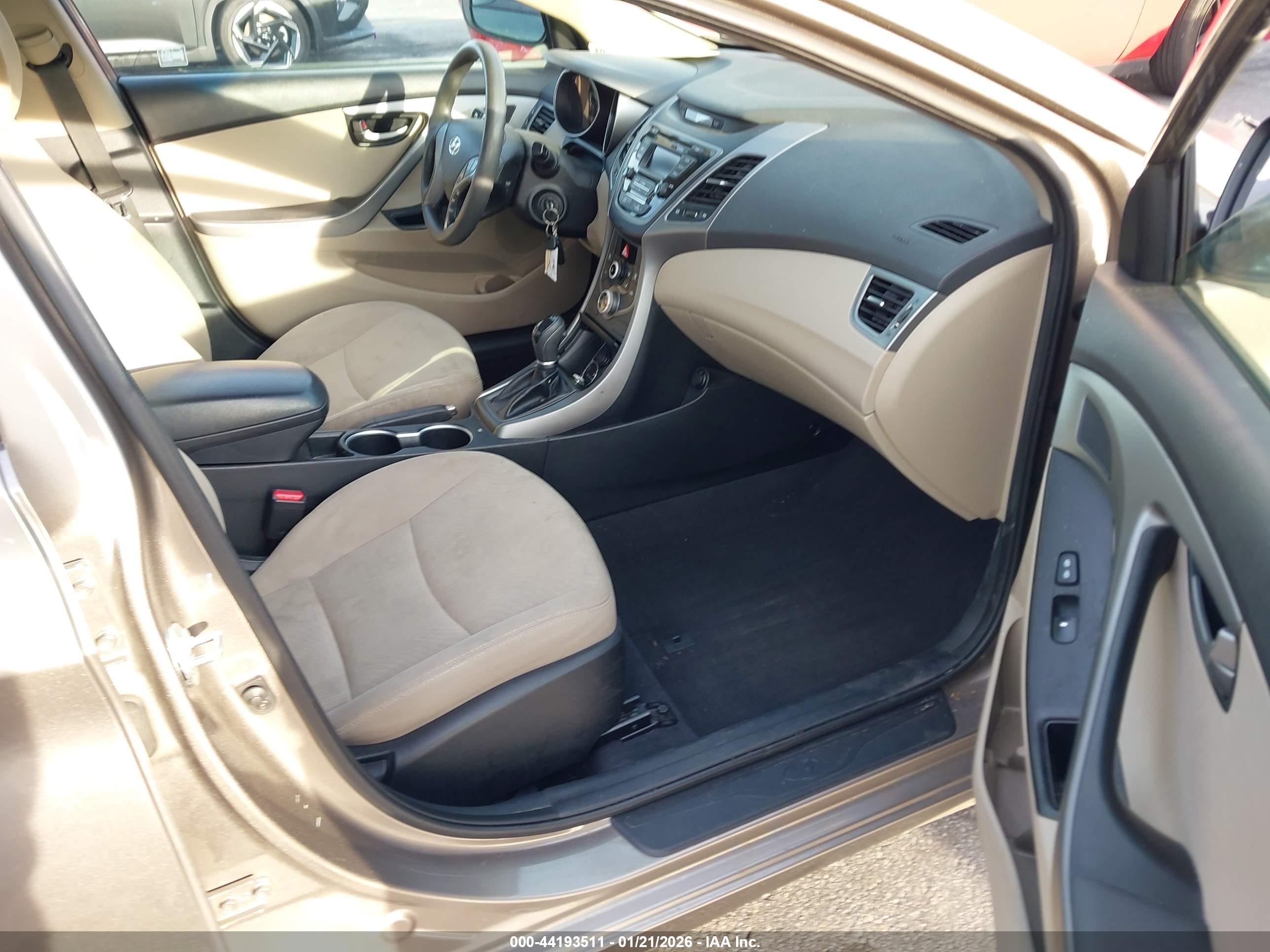 HYUNDAI ELANTRA image 5