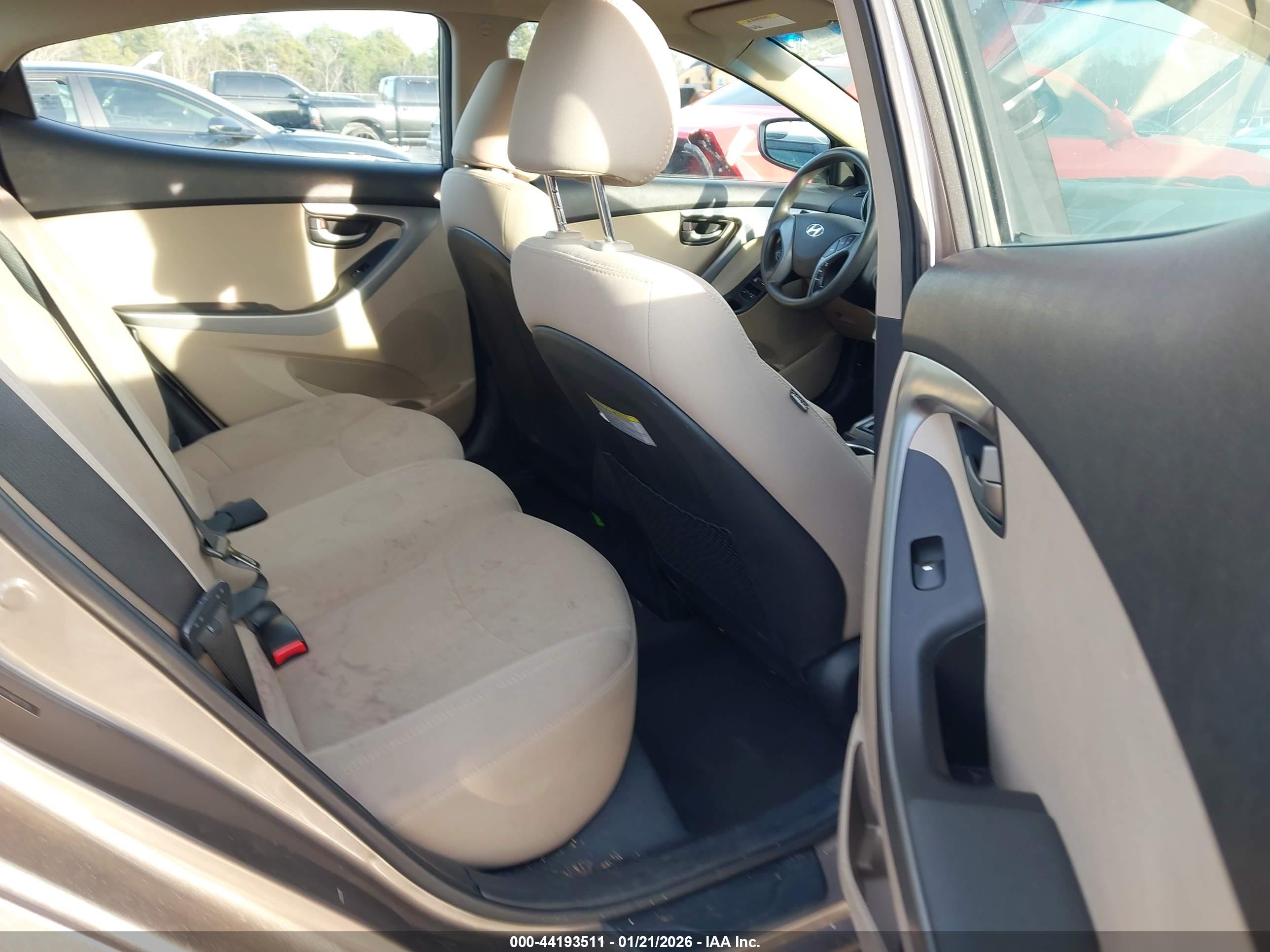 HYUNDAI ELANTRA image 8