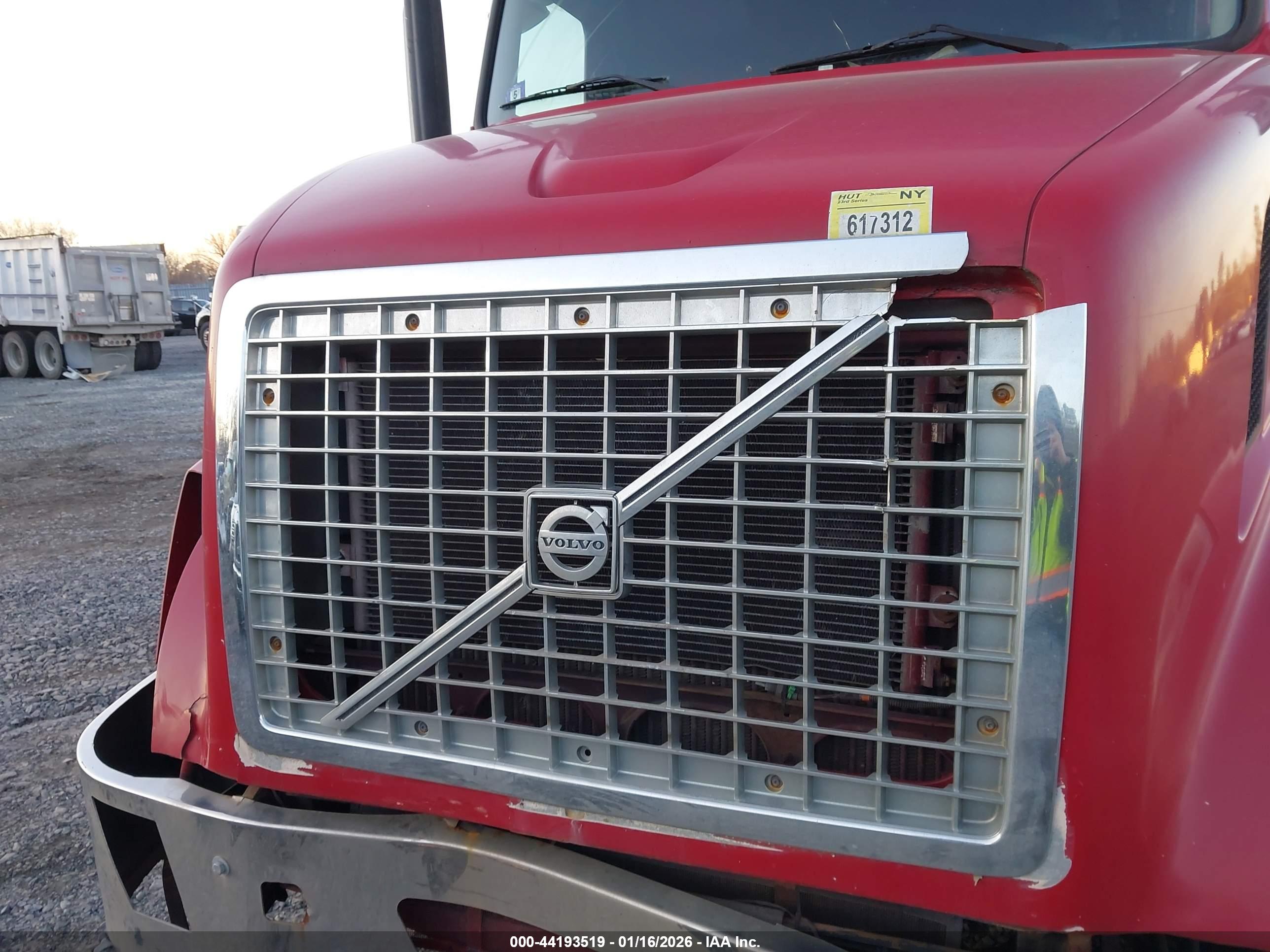 VOLVO VN image 10