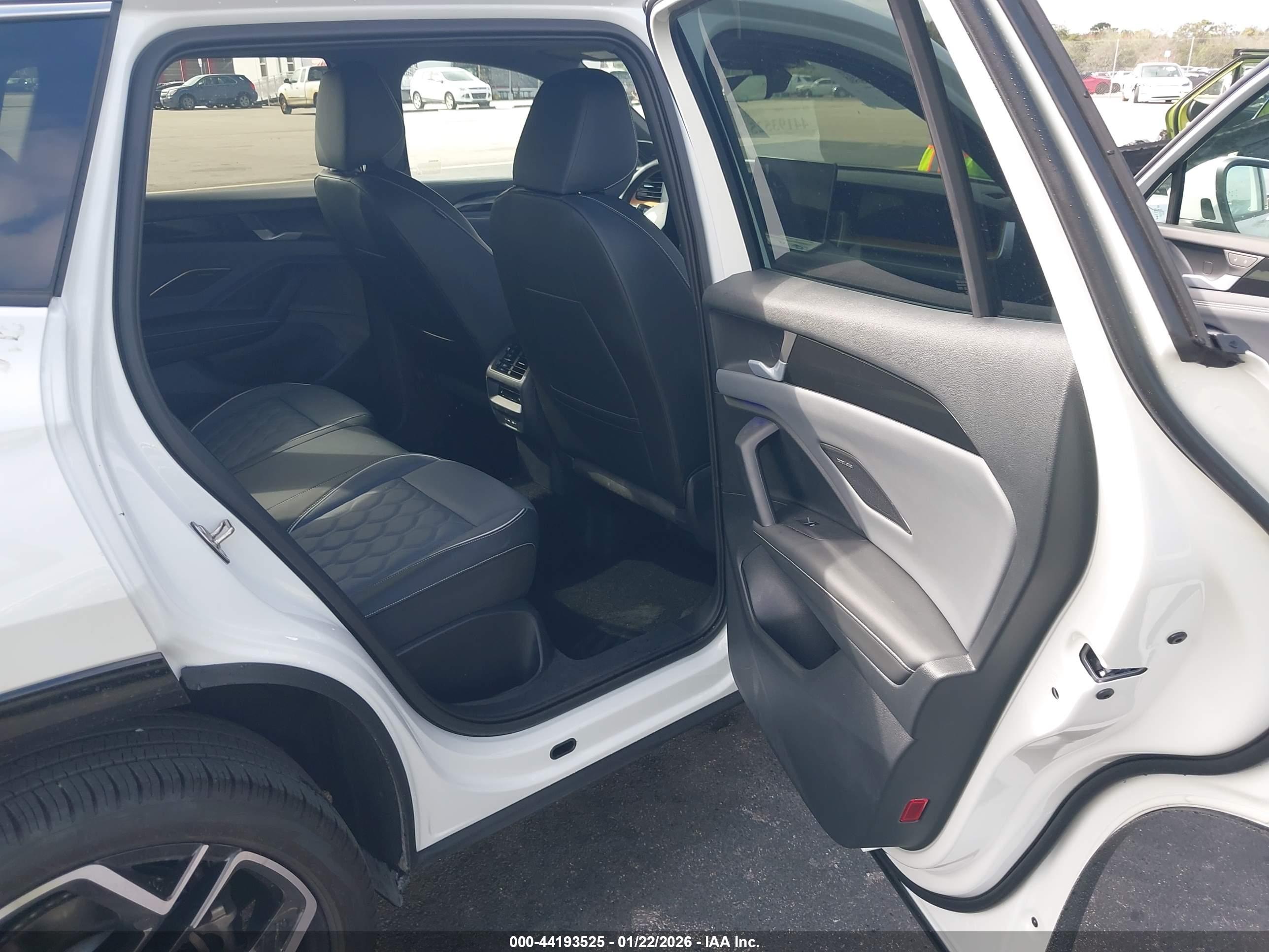 VOLKSWAGEN TIGUAN image 8