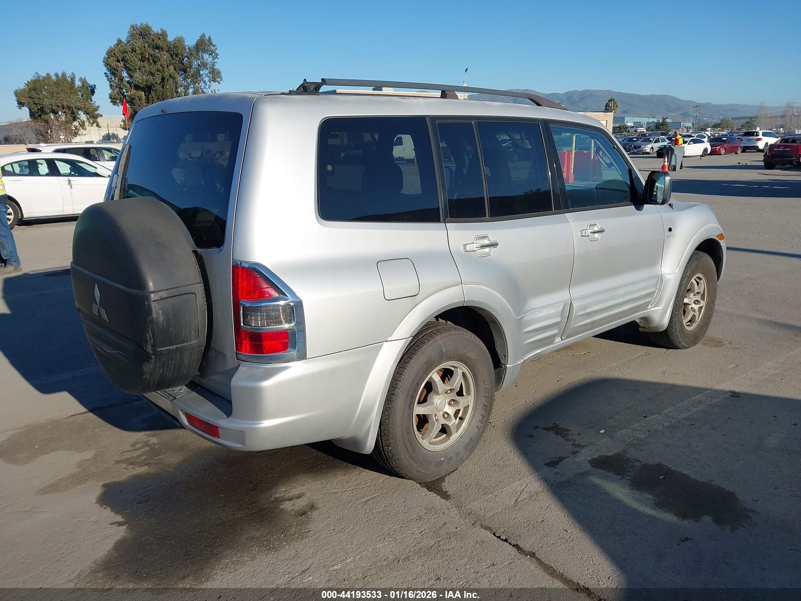 MITSUBISHI MONTERO image 4