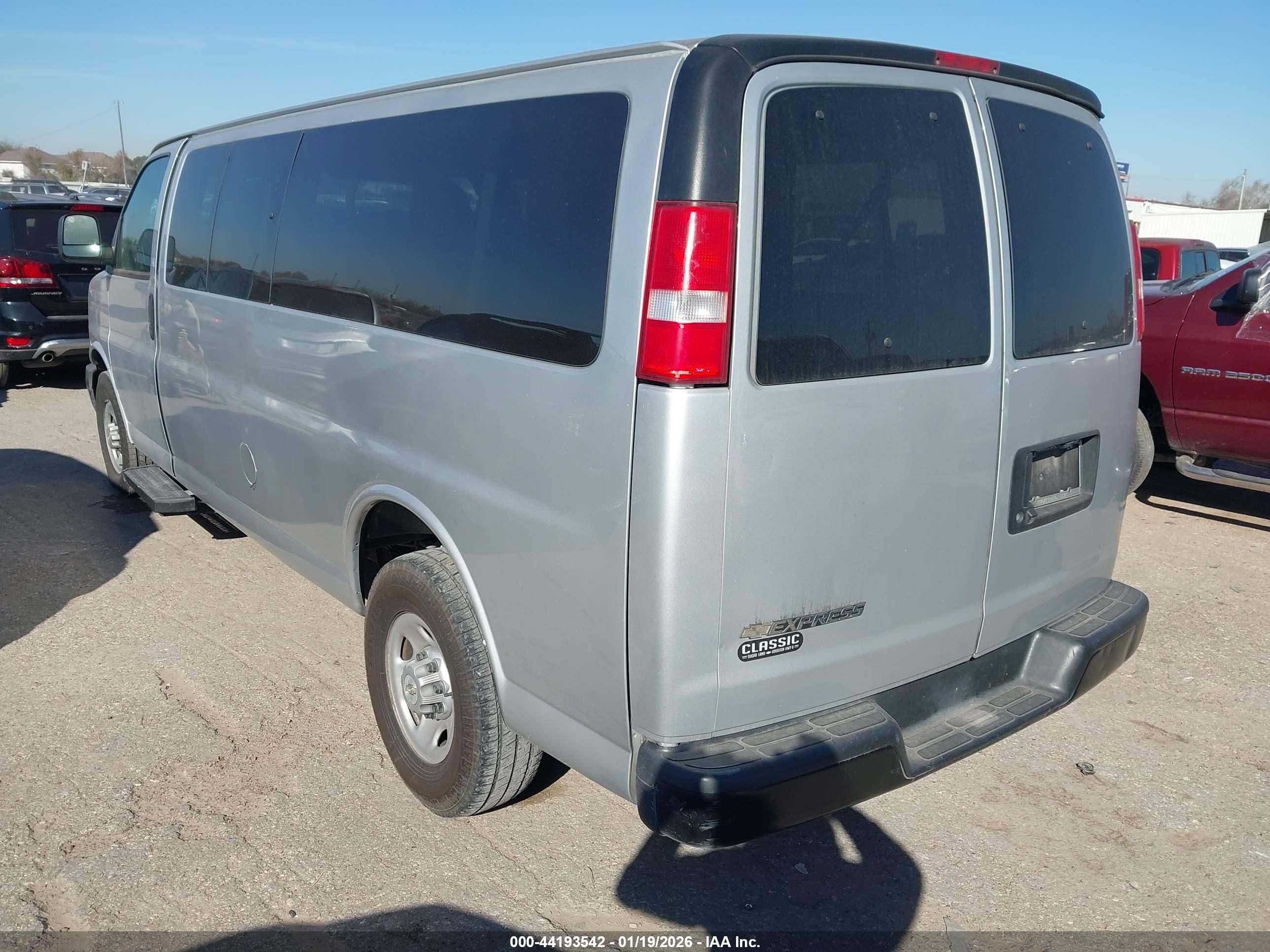 CHEVROLET EXPRESS image 3