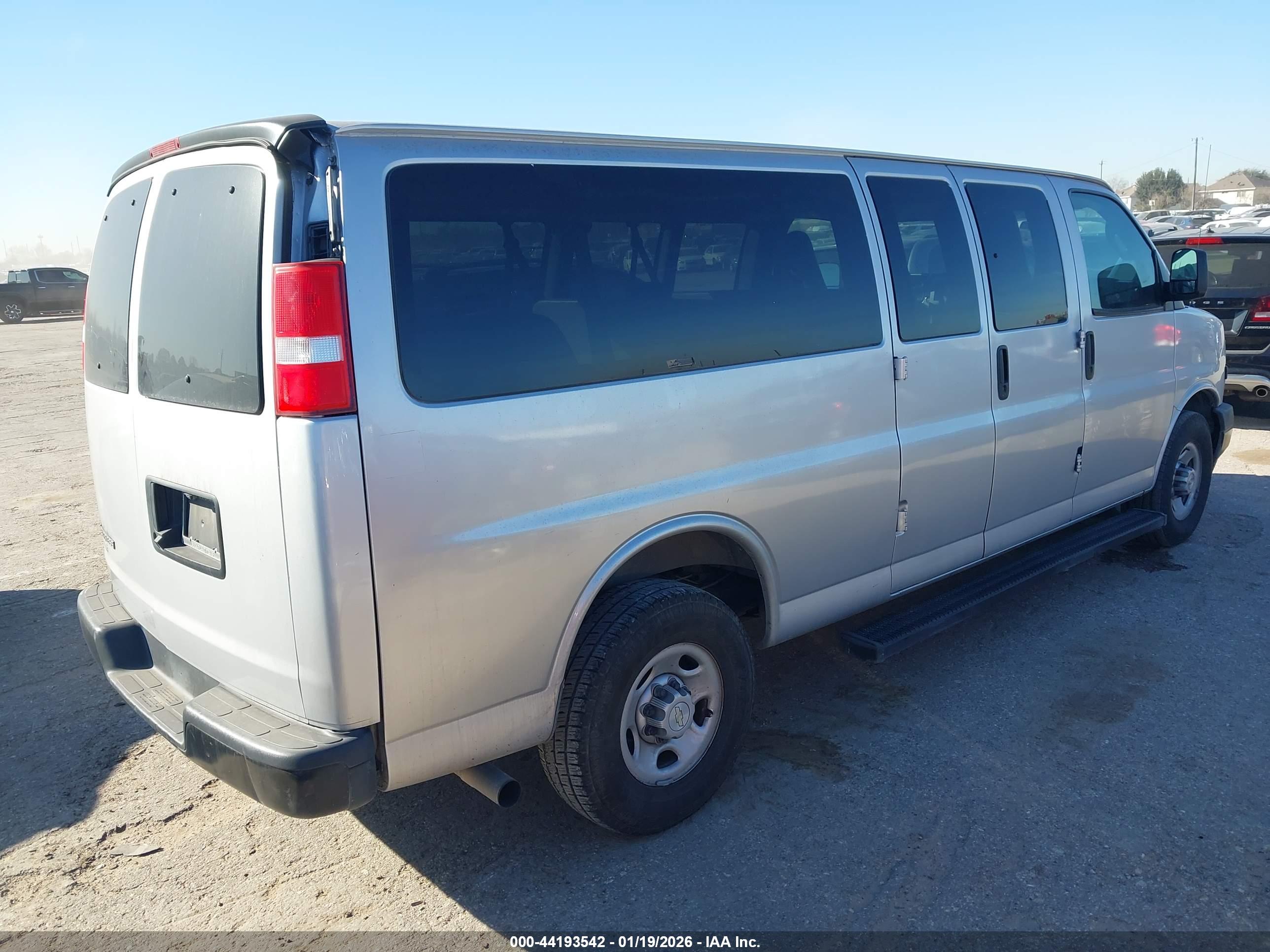 CHEVROLET EXPRESS image 4