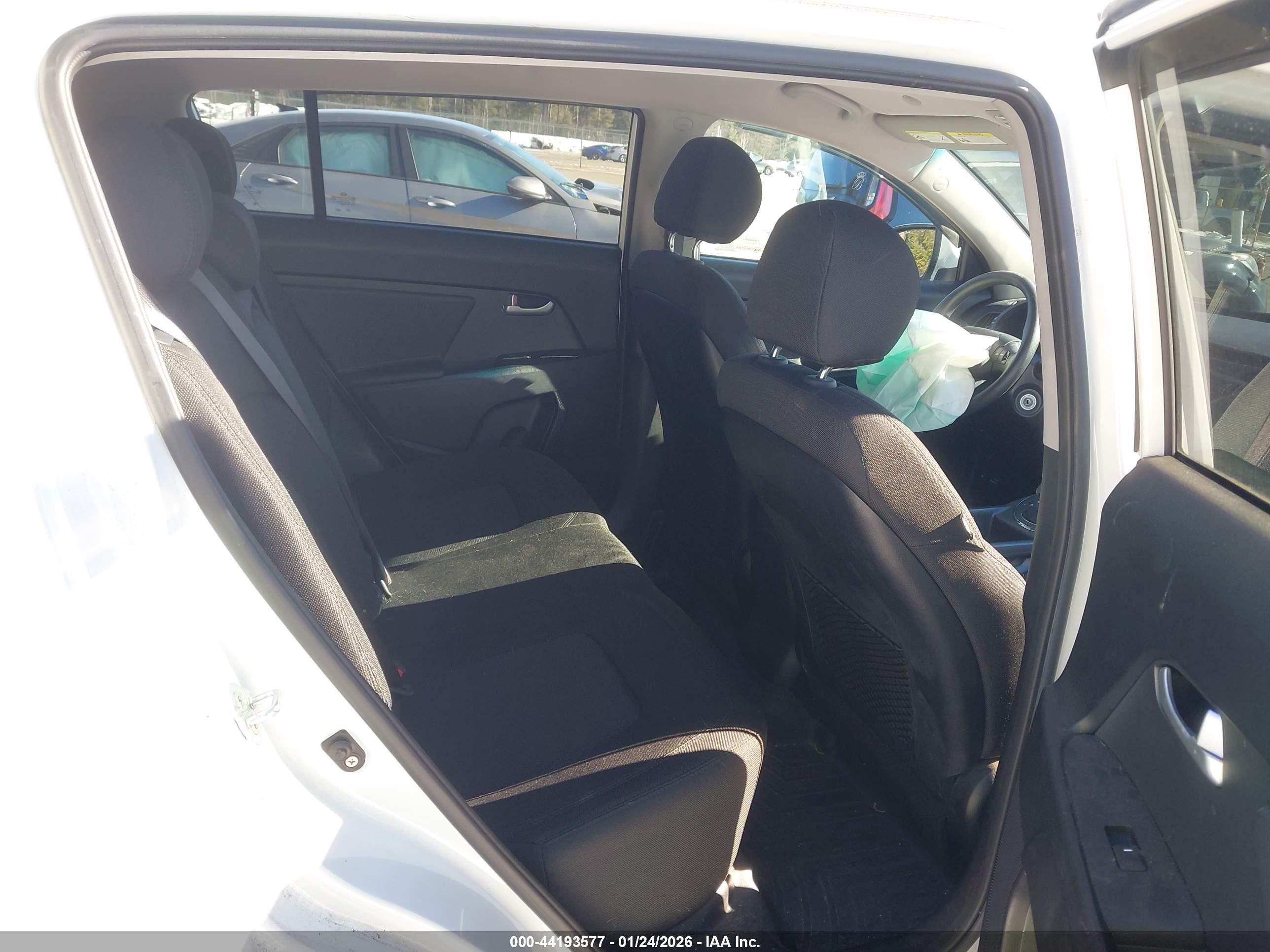 KIA SPORTAGE image 8