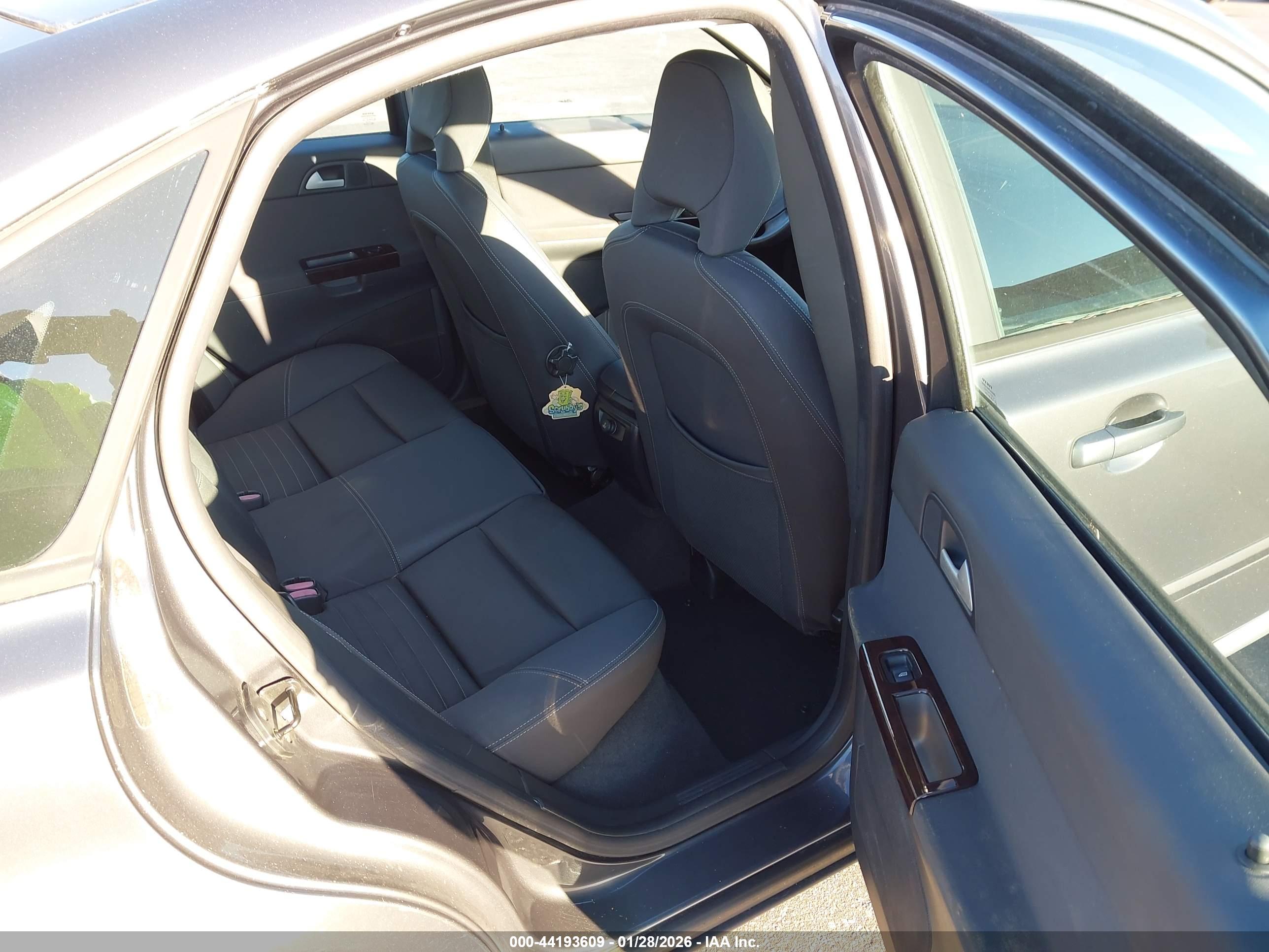 VOLVO S40 image 8