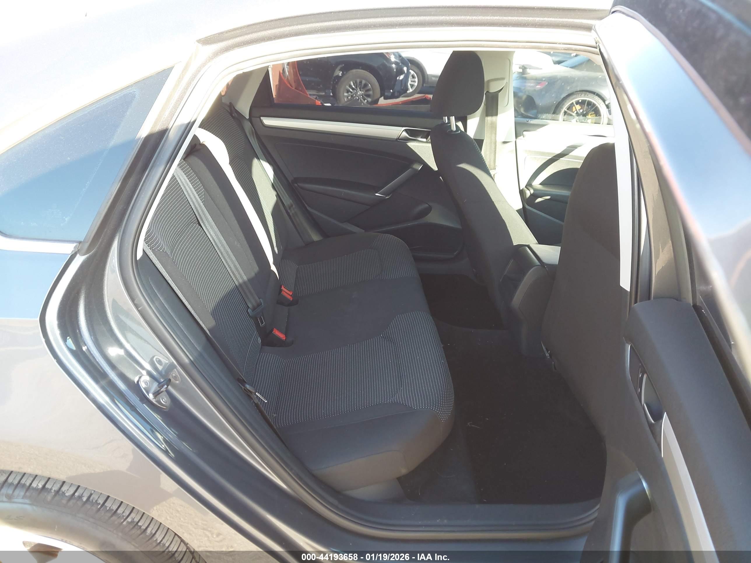 VOLKSWAGEN PASSAT image 8