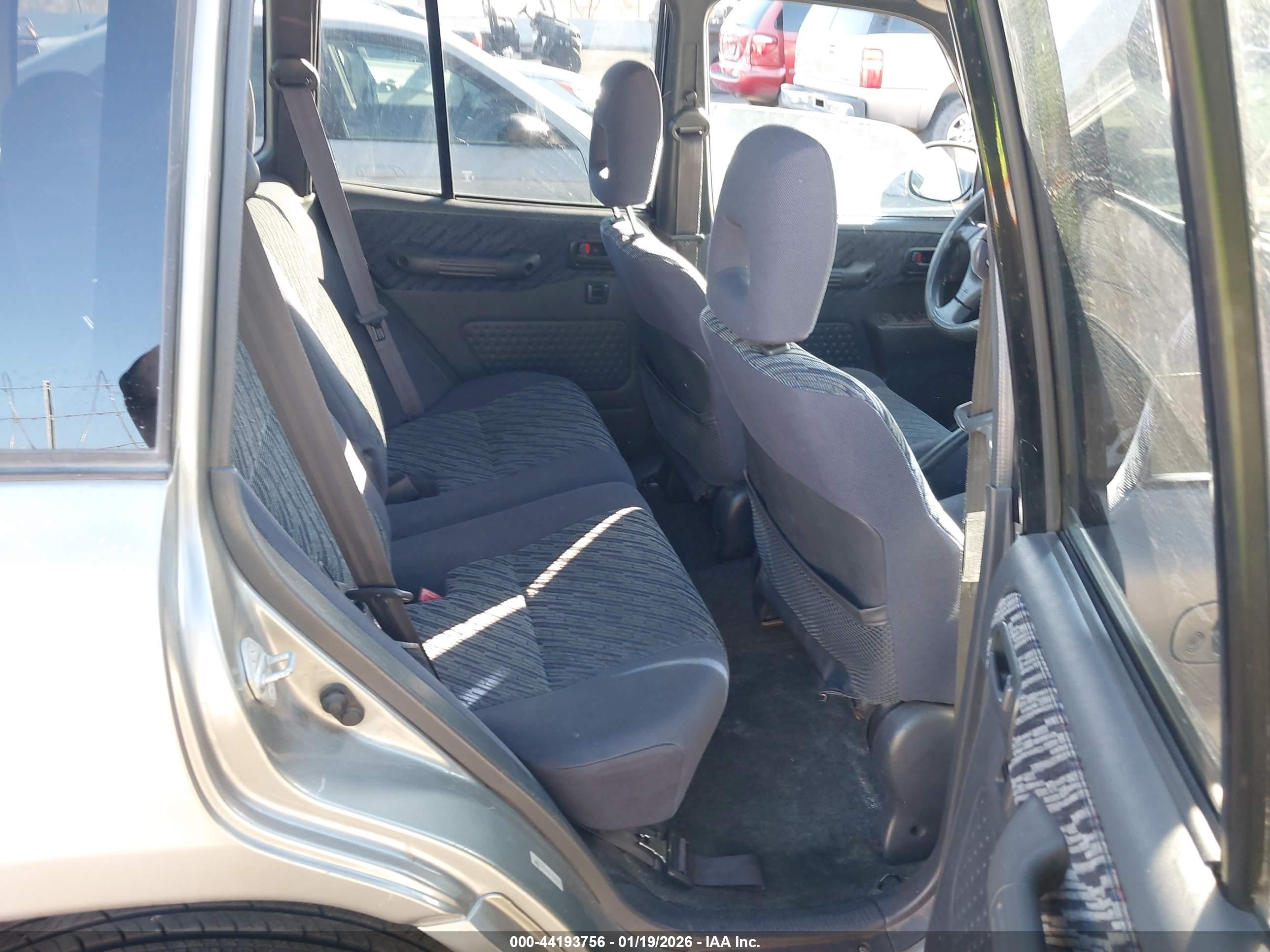 TOYOTA RAV4 image 8