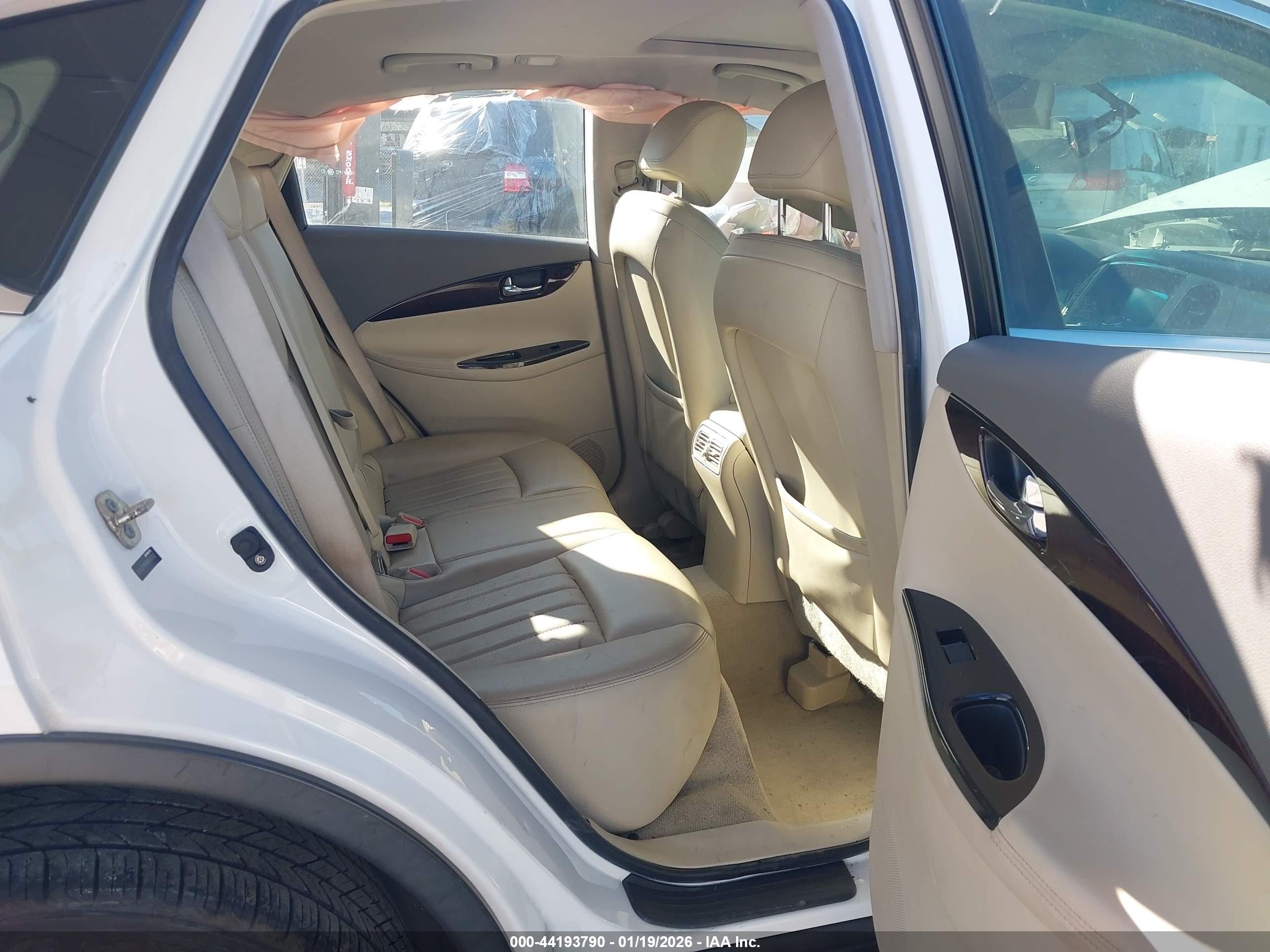 INFINITI EX35 image 8
