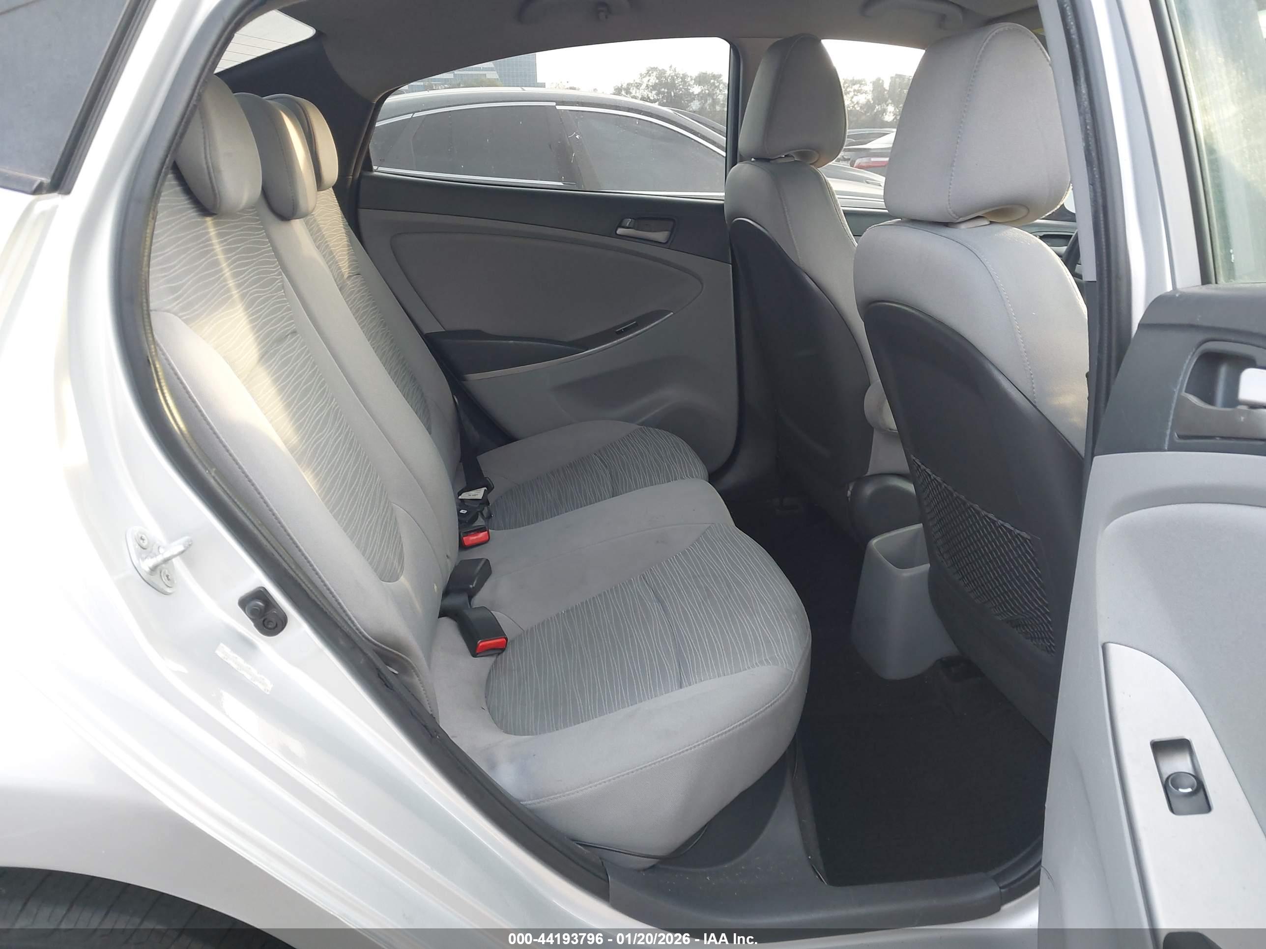 HYUNDAI ACCENT image 8