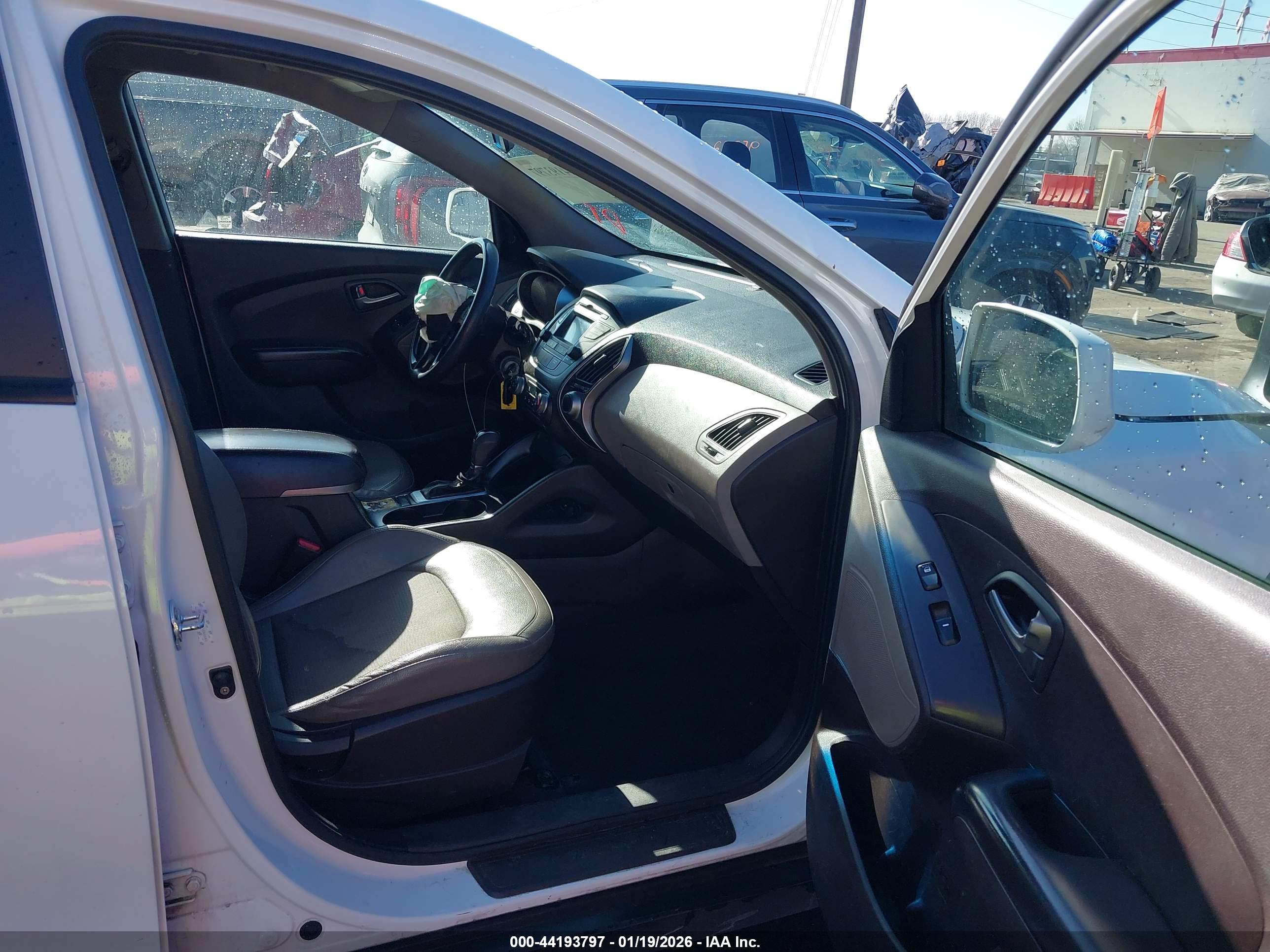 HYUNDAI TUCSON image 5