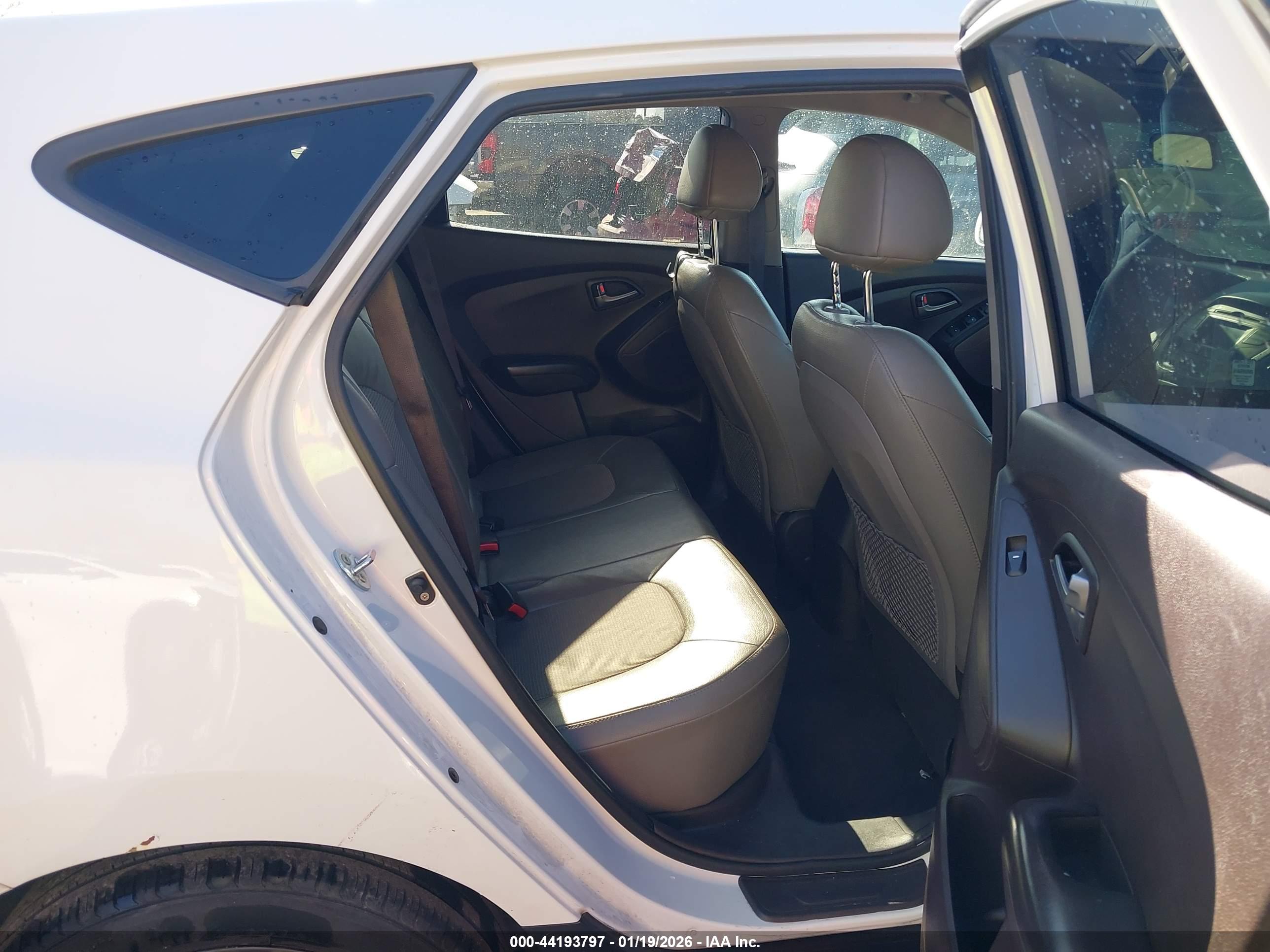 HYUNDAI TUCSON image 8