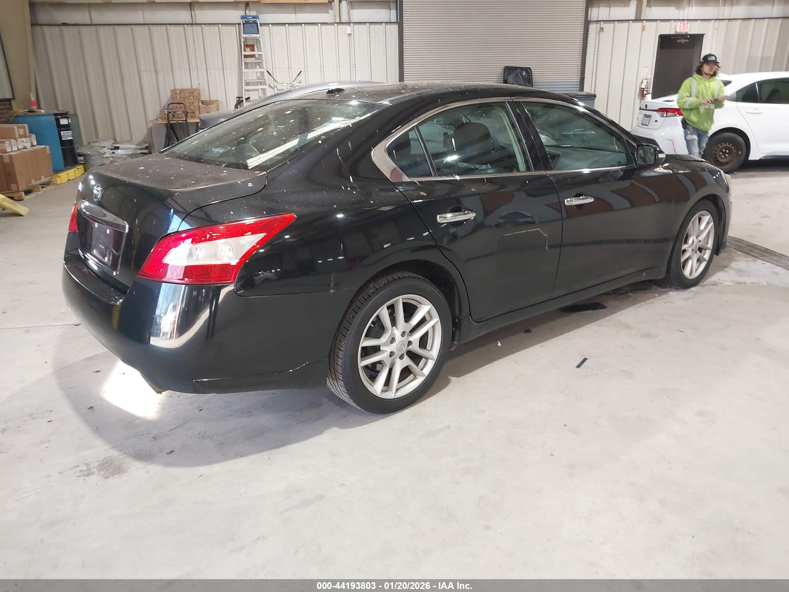 NISSAN MAXIMA image 4