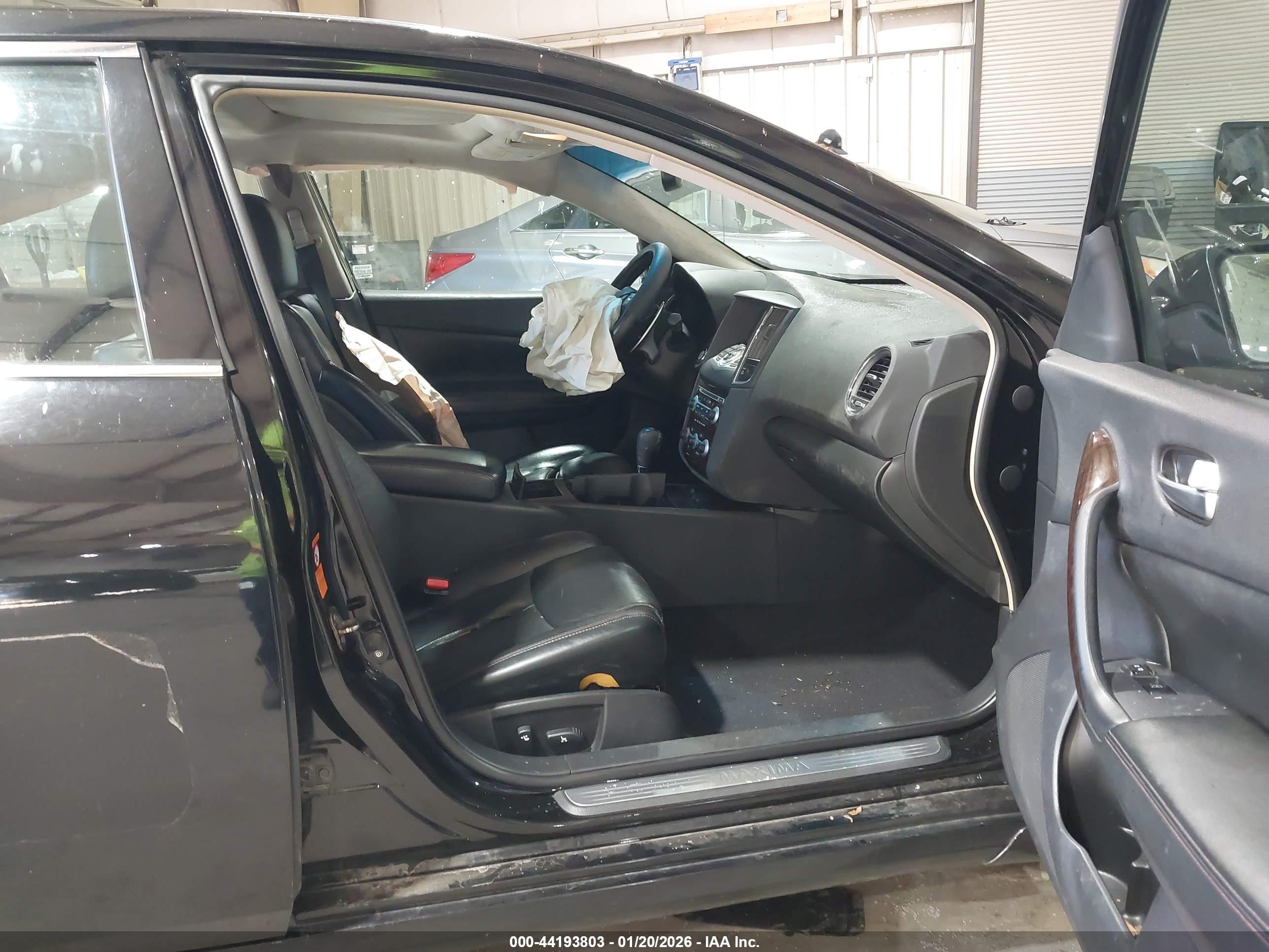 NISSAN MAXIMA image 5