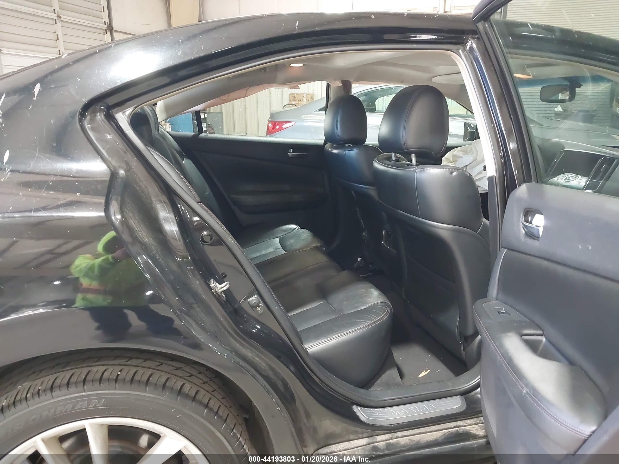 NISSAN MAXIMA image 8