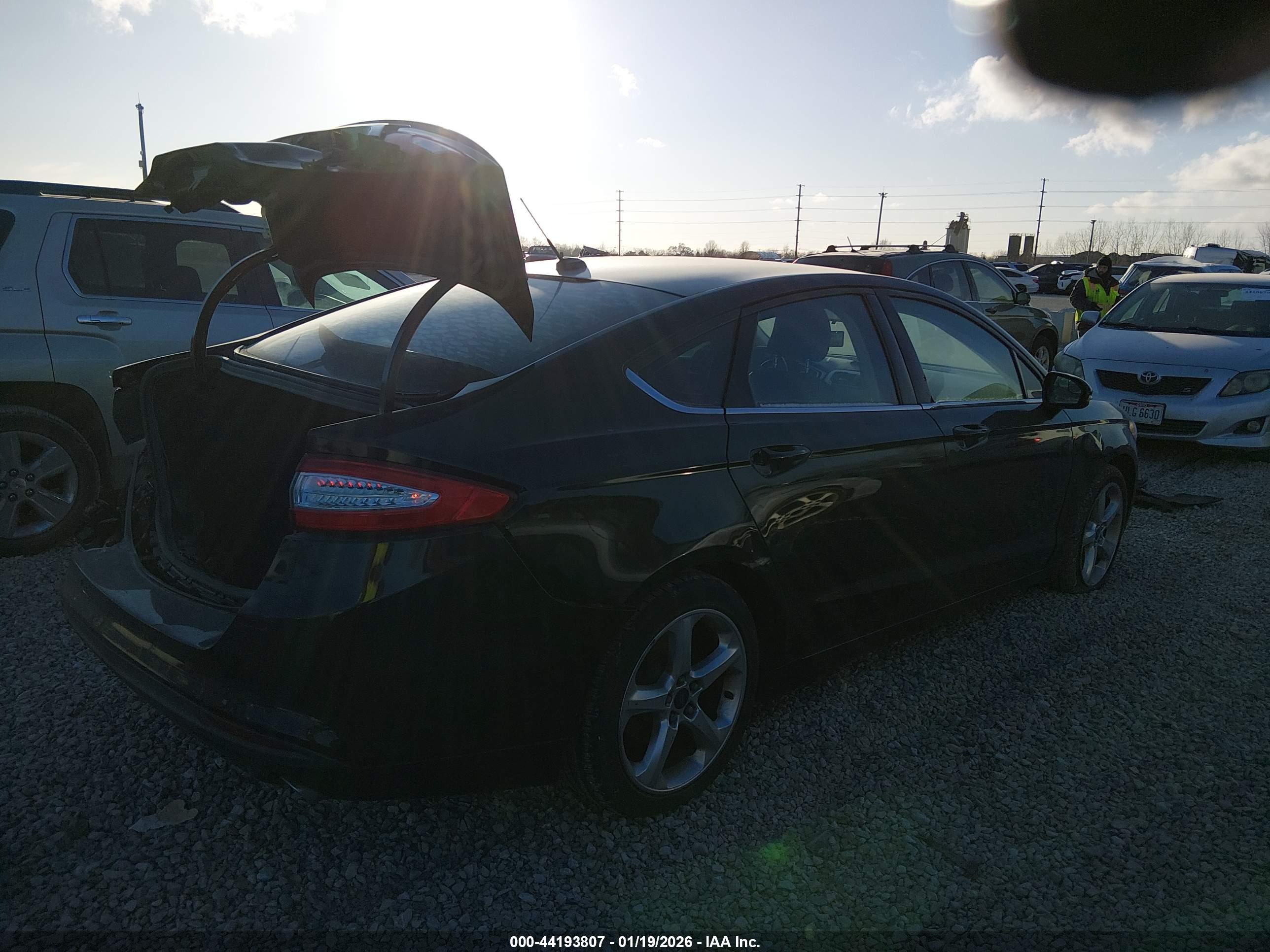 FORD FUSION image 4