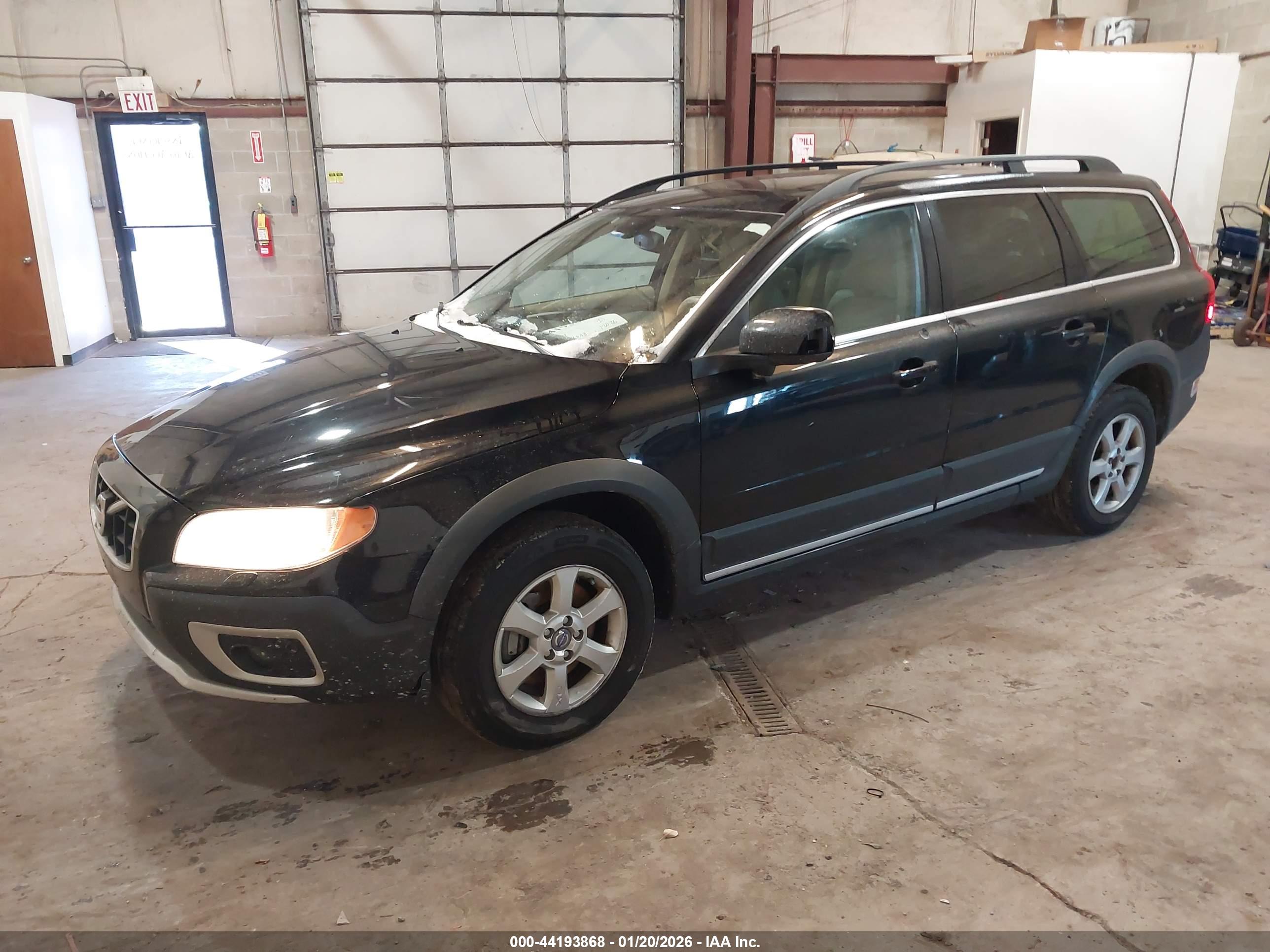 VOLVO XC70 image 2